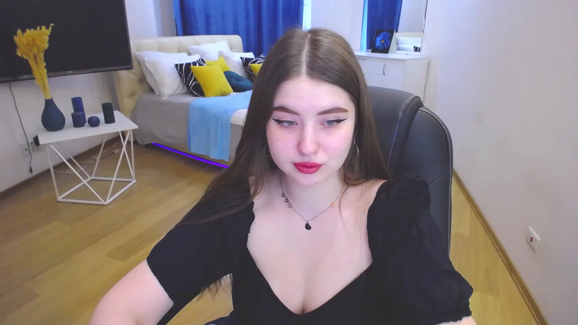 Gallery image thumbnail from AdmireMyEyes's myfreecams stream on, 06/02/2023, 07:46 image 10 of 20