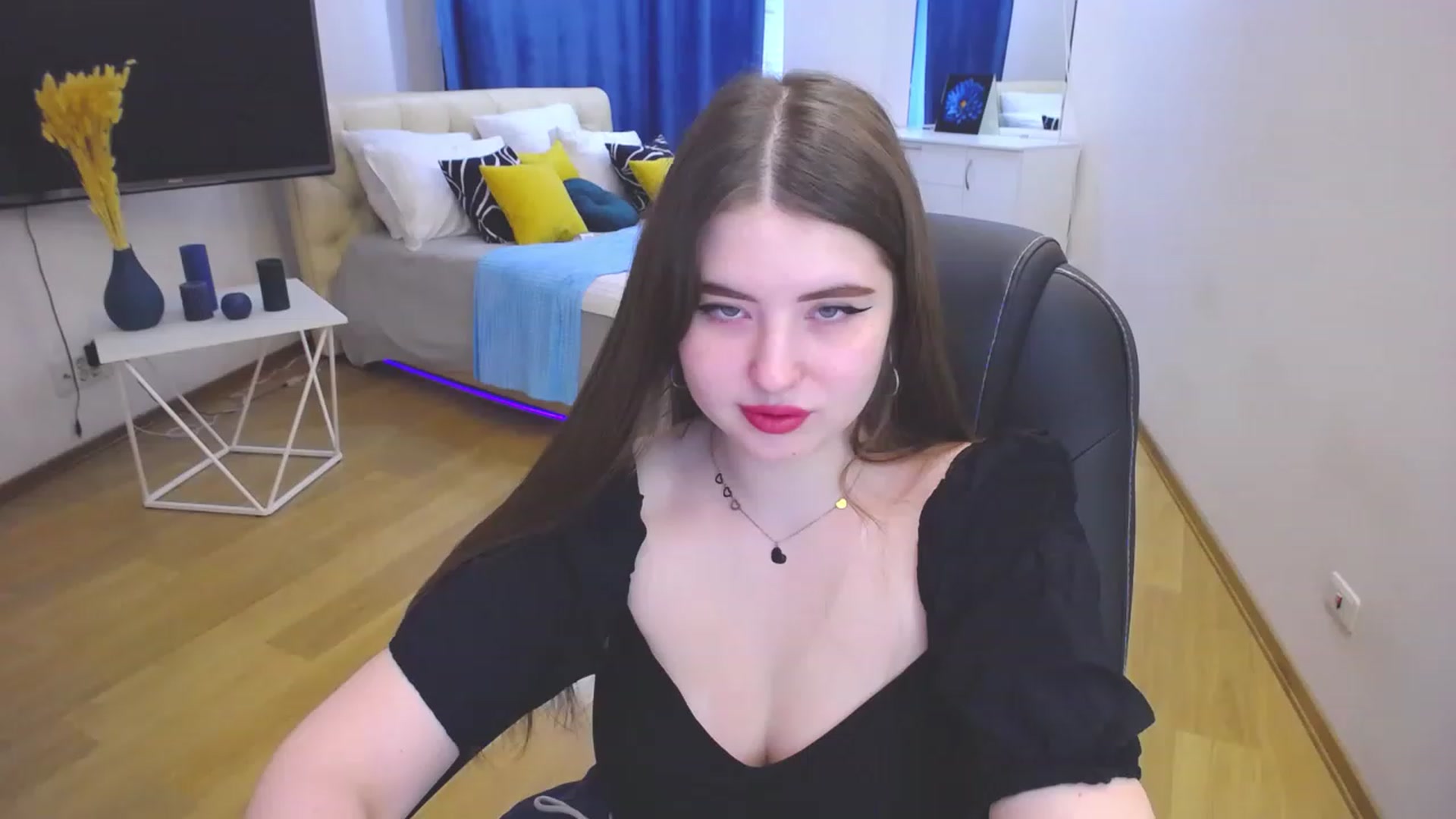 Gallery image thumbnail from AdmireMyEyes's myfreecams stream on, 06/02/2023, 07:46 image 6 of 20