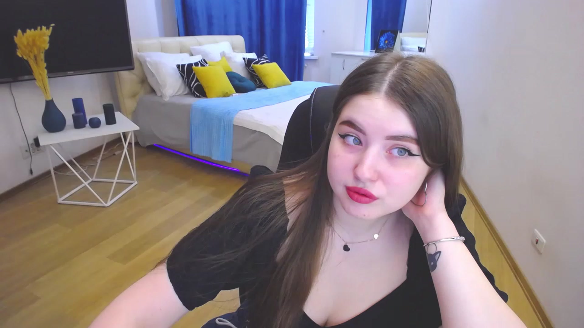 Gallery image thumbnail from AdmireMyEyes's myfreecams stream on, 06/02/2023, 07:46 image 2 of 20