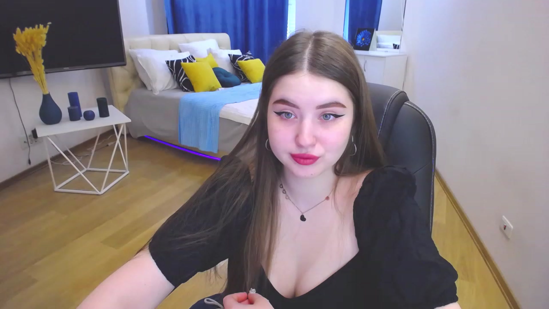 Gallery image thumbnail from AdmireMyEyes's myfreecams stream on, 06/02/2023, 07:46 image 5 of 20