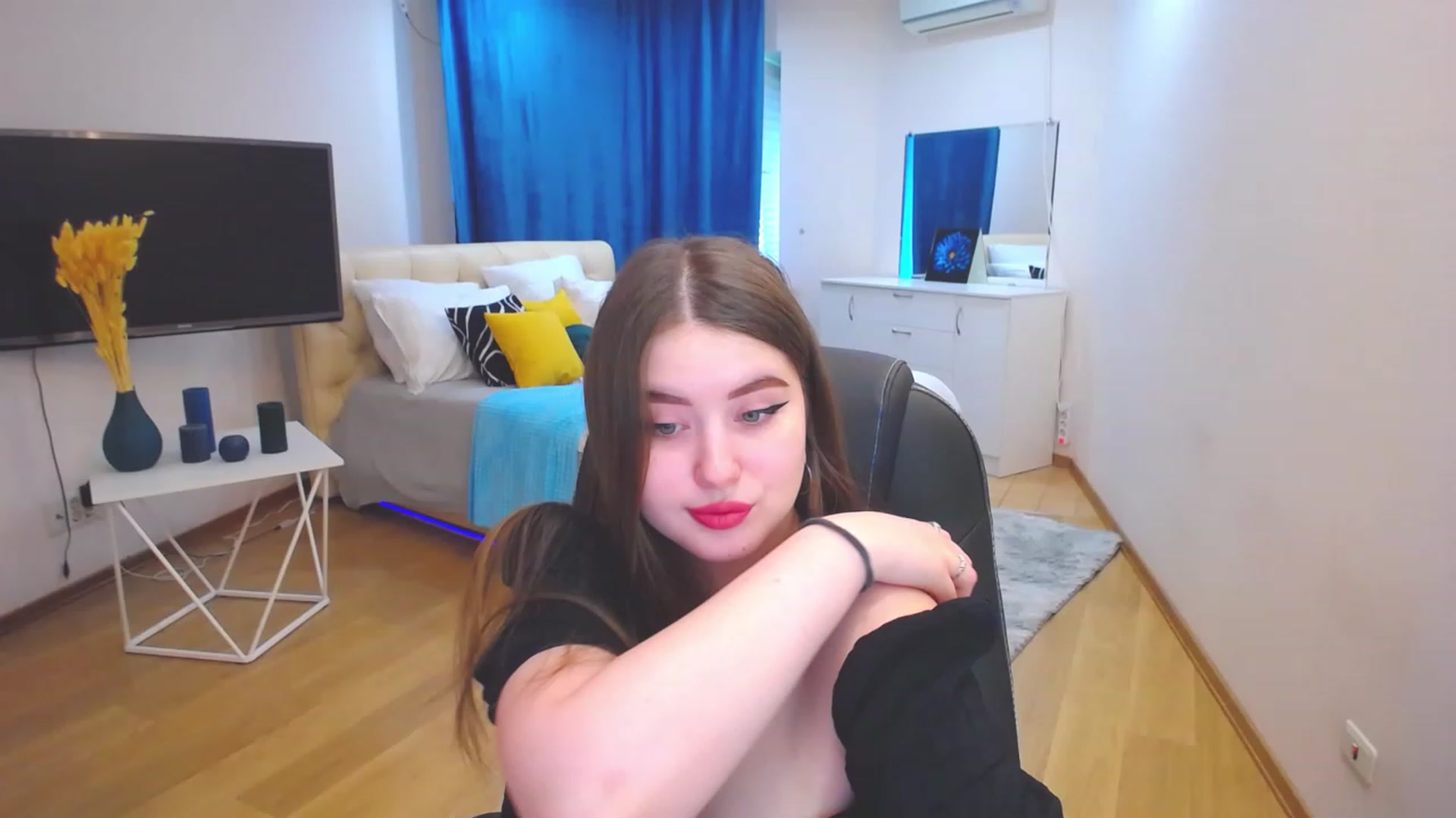 Gallery image thumbnail from AdmireMyEyes's myfreecams stream on, 06/02/2023, 09:13 image 9 of 20