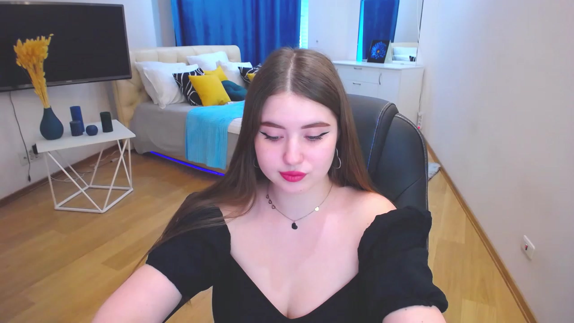 Gallery image thumbnail from AdmireMyEyes's myfreecams stream on, 06/02/2023, 09:40 image 17 of 20