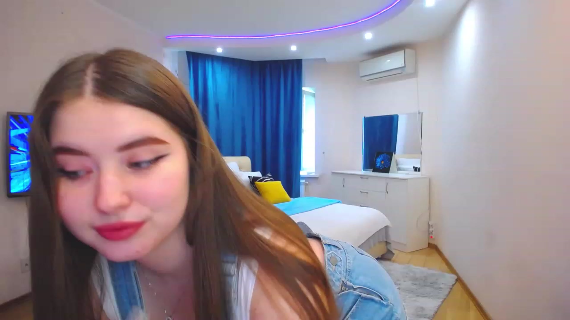 Gallery image thumbnail from AdmireMyEyes's myfreecams stream on, 06/05/2023, 08:36 image 13 of 20