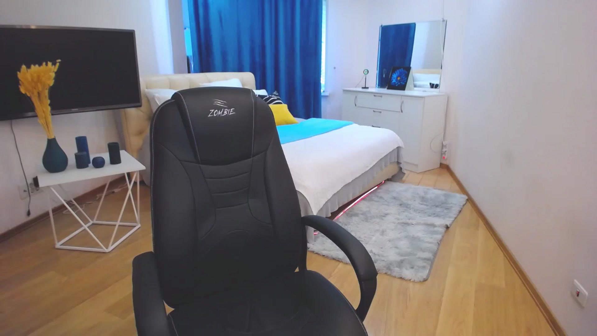 Gallery image thumbnail from AdmireMyEyes's myfreecams stream on, 06/09/2023, 08:43 image 9 of 20