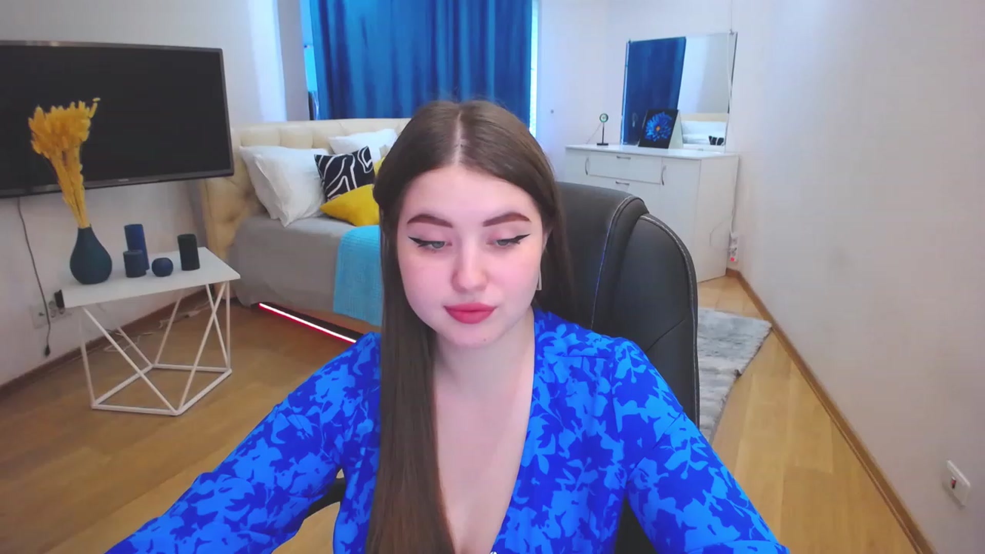 Gallery image thumbnail from AdmireMyEyes's myfreecams stream on, 06/09/2023, 08:43 image 5 of 20
