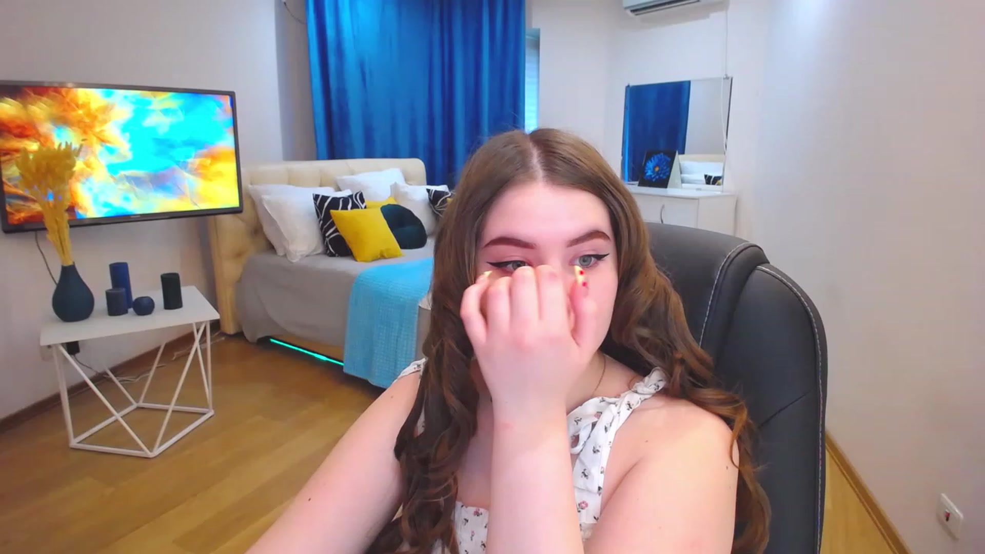 Gallery image thumbnail from AdmireMyEyes's myfreecams stream on, 06/20/2023, 16:20 image 14 of 20