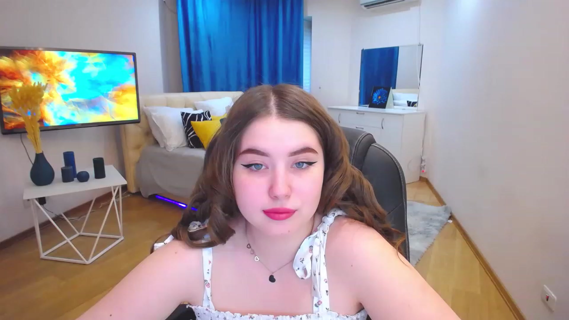 Gallery image thumbnail from AdmireMyEyes's myfreecams stream on, 06/20/2023, 16:20 image 17 of 20