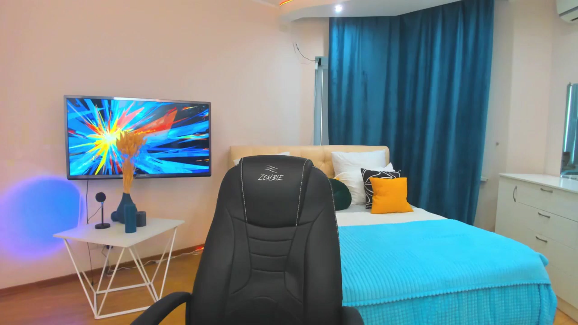 Gallery image thumbnail from AdmireMyEyes's myfreecams stream on, 12/06/2023, 09:13 image 8 of 20