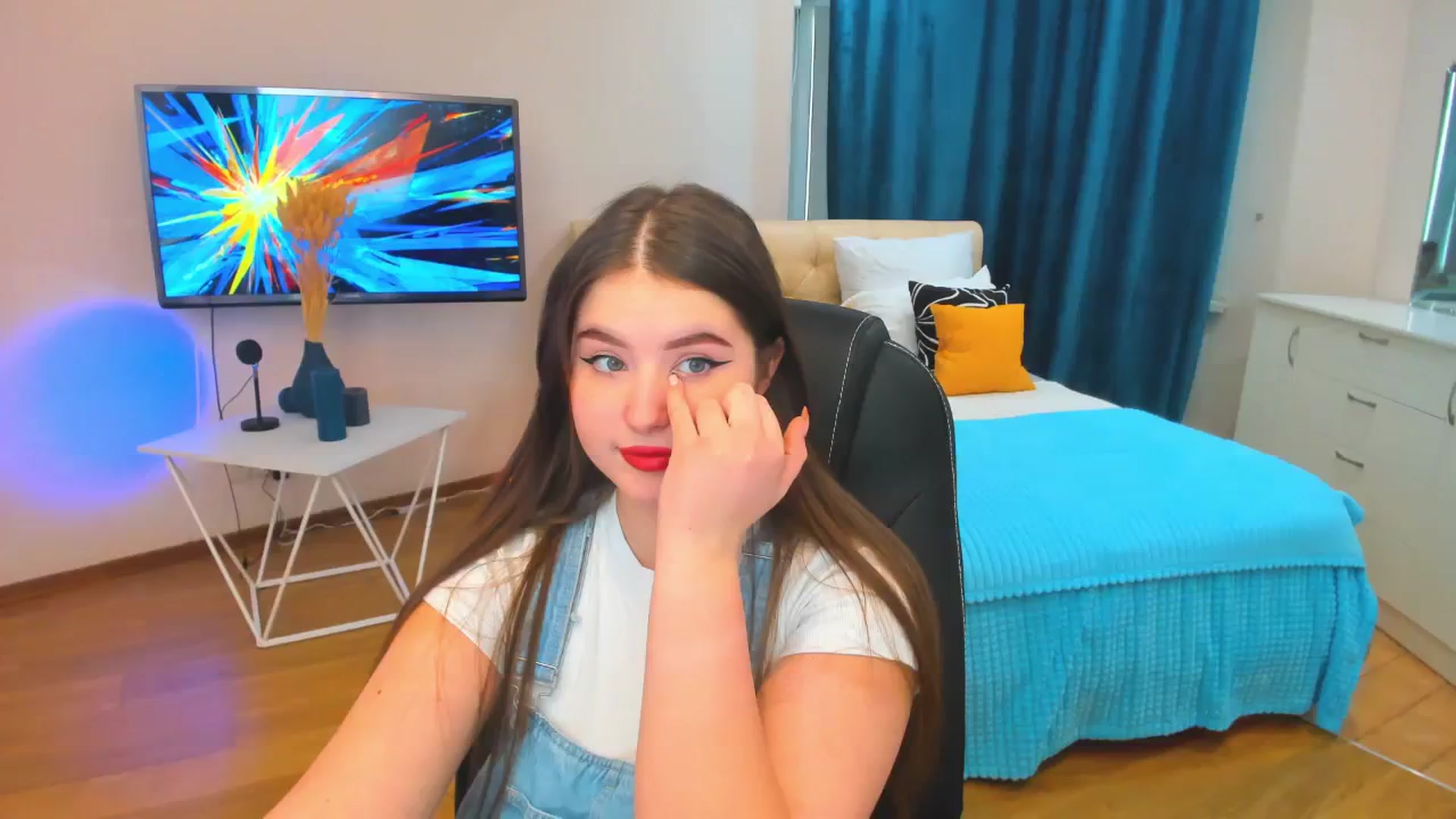 Gallery image thumbnail from AdmireMyEyes's myfreecams stream on, 12/06/2023, 09:41 image 17 of 20