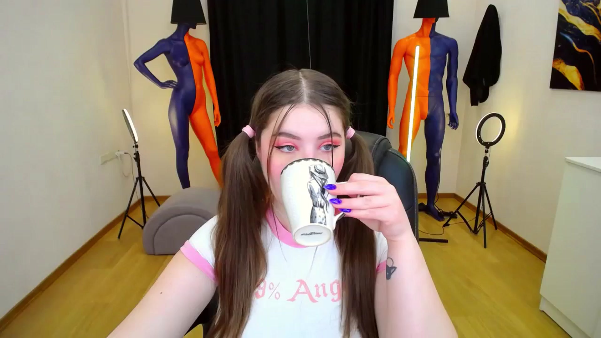 Gallery image thumbnail from AdmireMyEyes's myfreecams stream on, 03/14/2024, 11:40 image 5 of 20