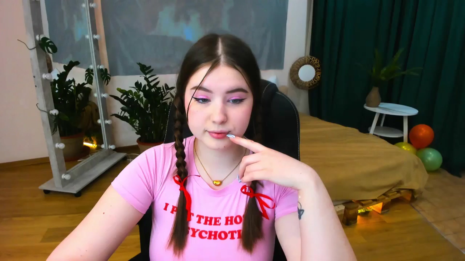 Gallery image thumbnail from AdmireMyEyes's myfreecams stream on, 05/25/2024, 18:34 image 20 of 20