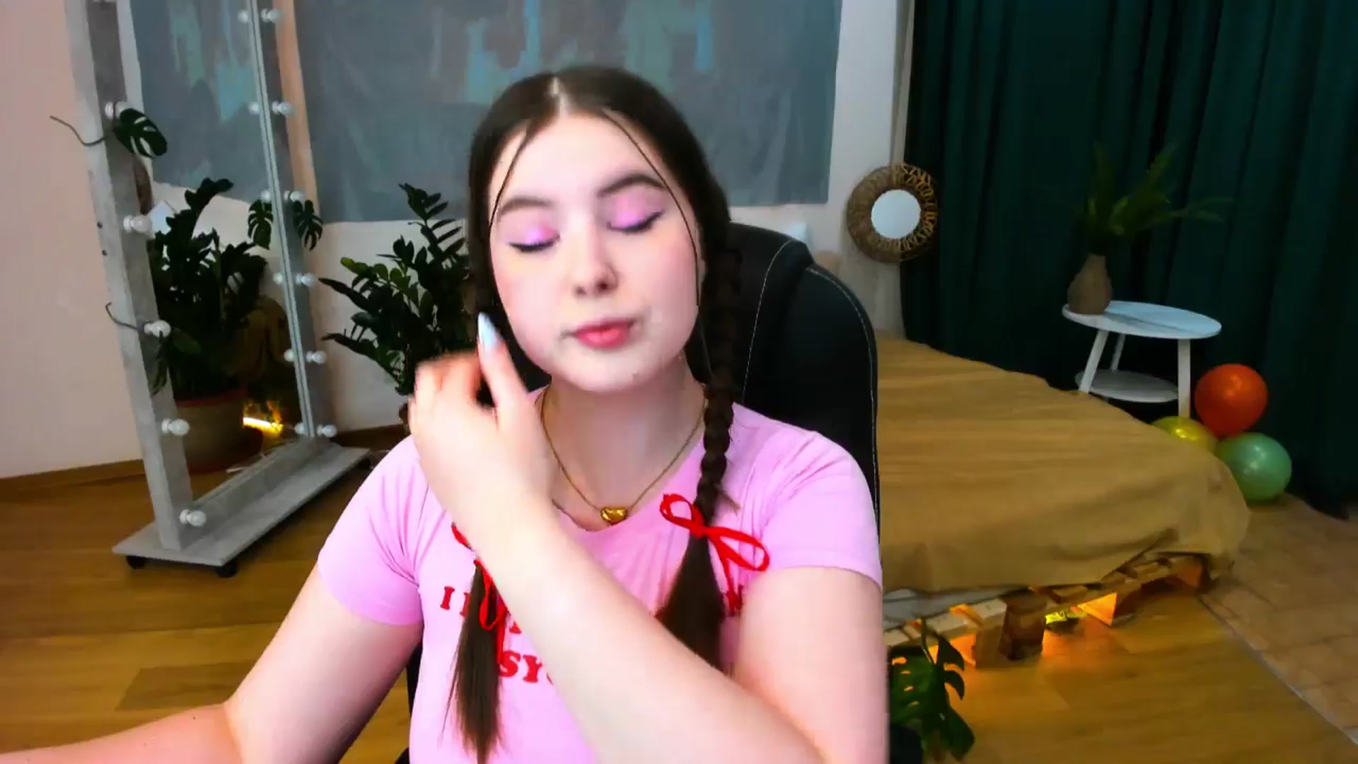 Gallery image thumbnail from AdmireMyEyes's myfreecams stream on, 05/25/2024, 18:34 image 8 of 20
