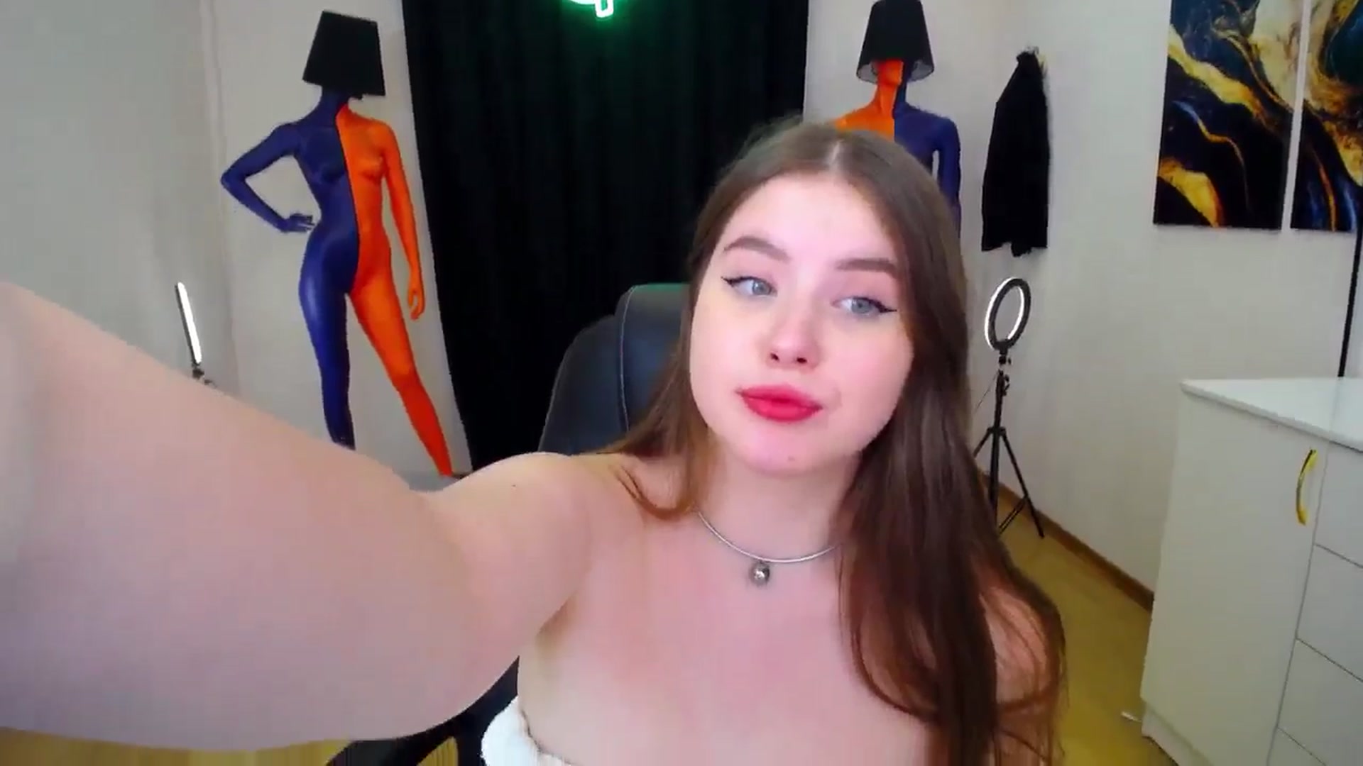 Gallery image thumbnail from AdmireMyEyes's myfreecams stream on, 06/28/2024, 01:02 image 13 of 20