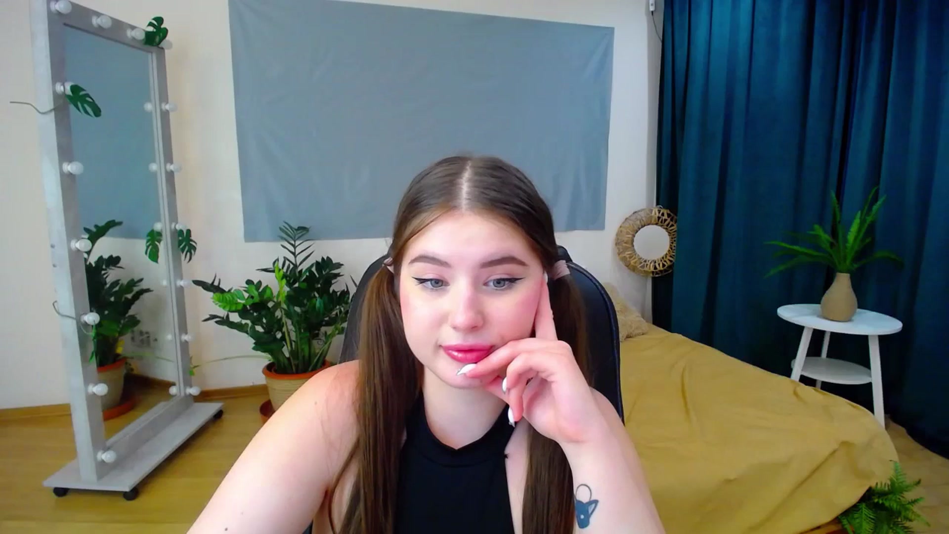 Gallery image thumbnail from AdmireMyEyes's myfreecams stream on, 06/29/2024, 01:10 image 18 of 20