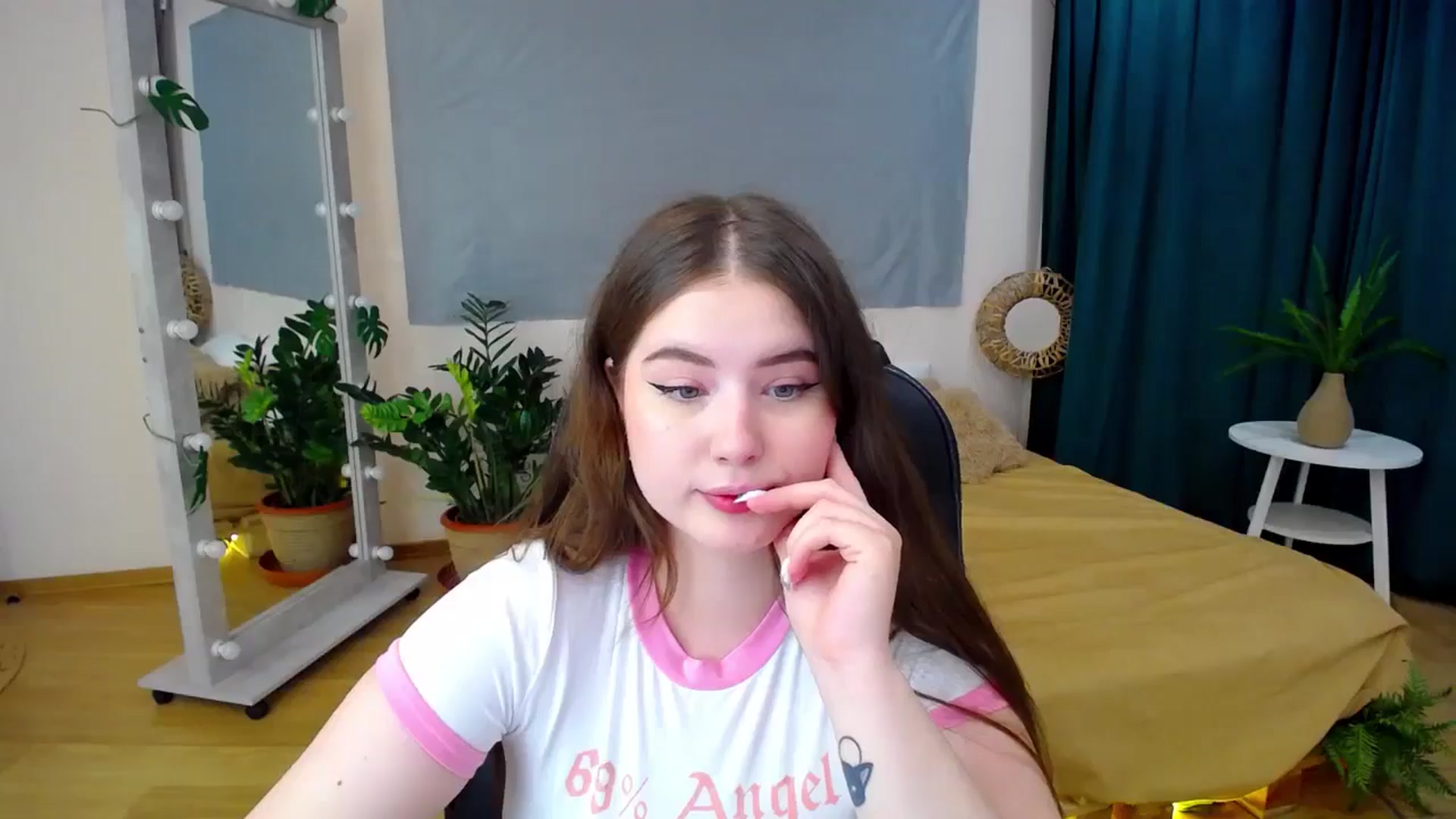 Gallery image thumbnail from AdmireMyEyes's myfreecams stream on, 06/29/2024, 19:31 image 3 of 20