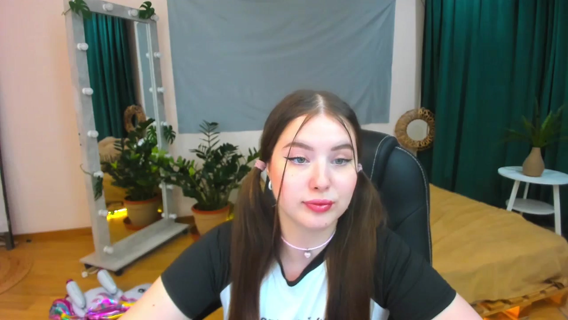Gallery image thumbnail from AdmireMyEyes's myfreecams stream on, 07/13/2024, 20:31 image 12 of 20