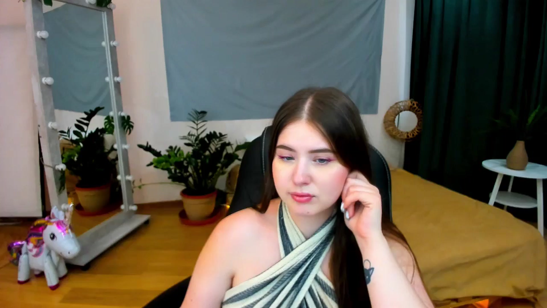 Gallery image thumbnail from AdmireMyEyes's myfreecams stream on, 07/19/2024, 09:25 image 16 of 20