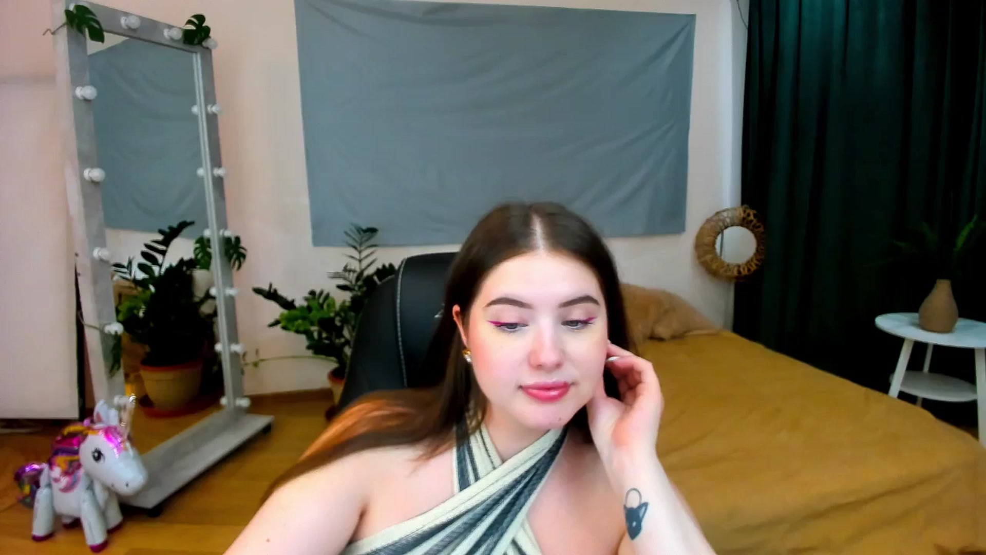 Gallery image thumbnail from AdmireMyEyes's myfreecams stream on, 07/19/2024, 09:25 image 3 of 20