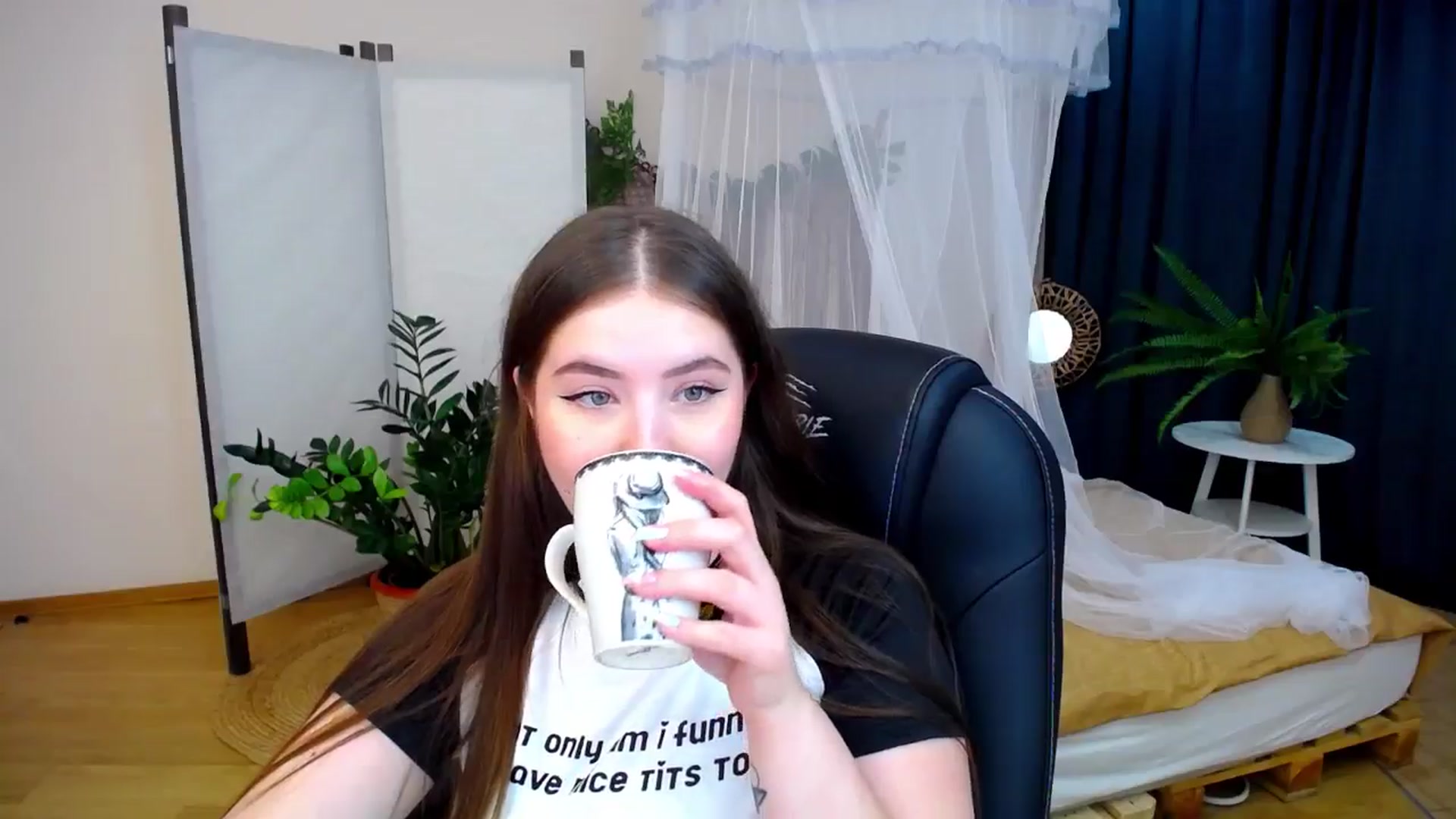 Gallery image thumbnail from AdmireMyEyes's myfreecams stream on, 08/17/2024, 20:41 image 15 of 20