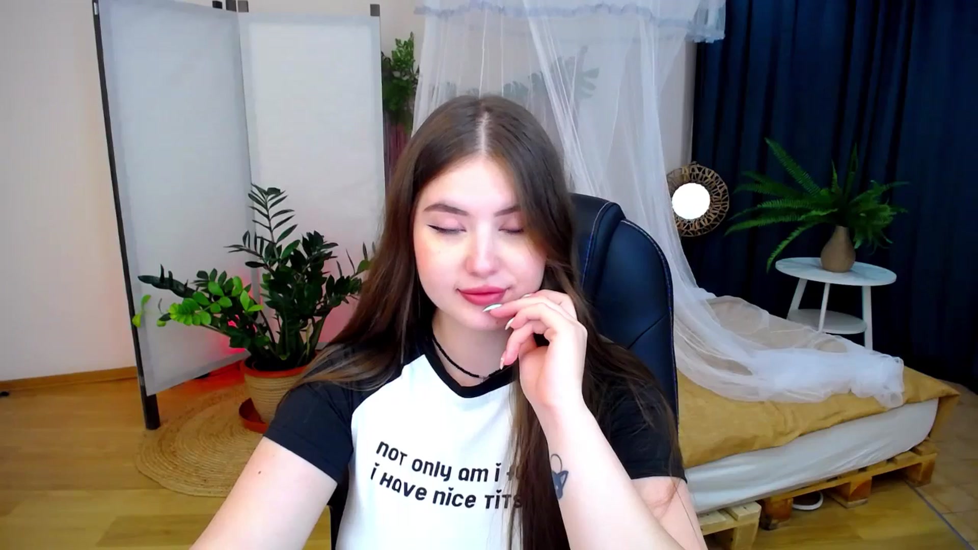 Gallery image thumbnail from AdmireMyEyes's myfreecams stream on, 08/17/2024, 21:05 image 14 of 20