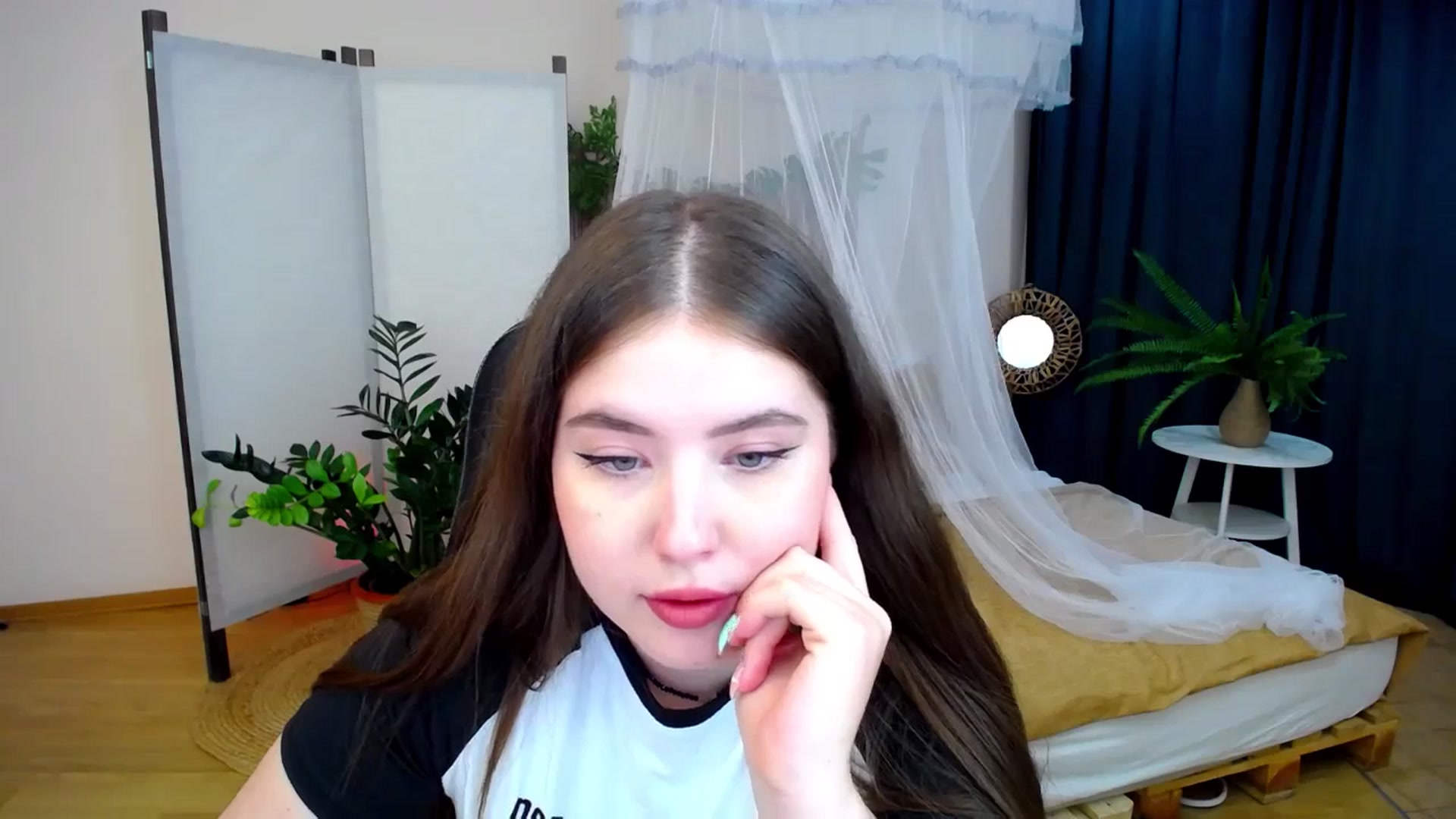 Gallery image thumbnail from AdmireMyEyes's myfreecams stream on, 08/17/2024, 21:05 image 20 of 20