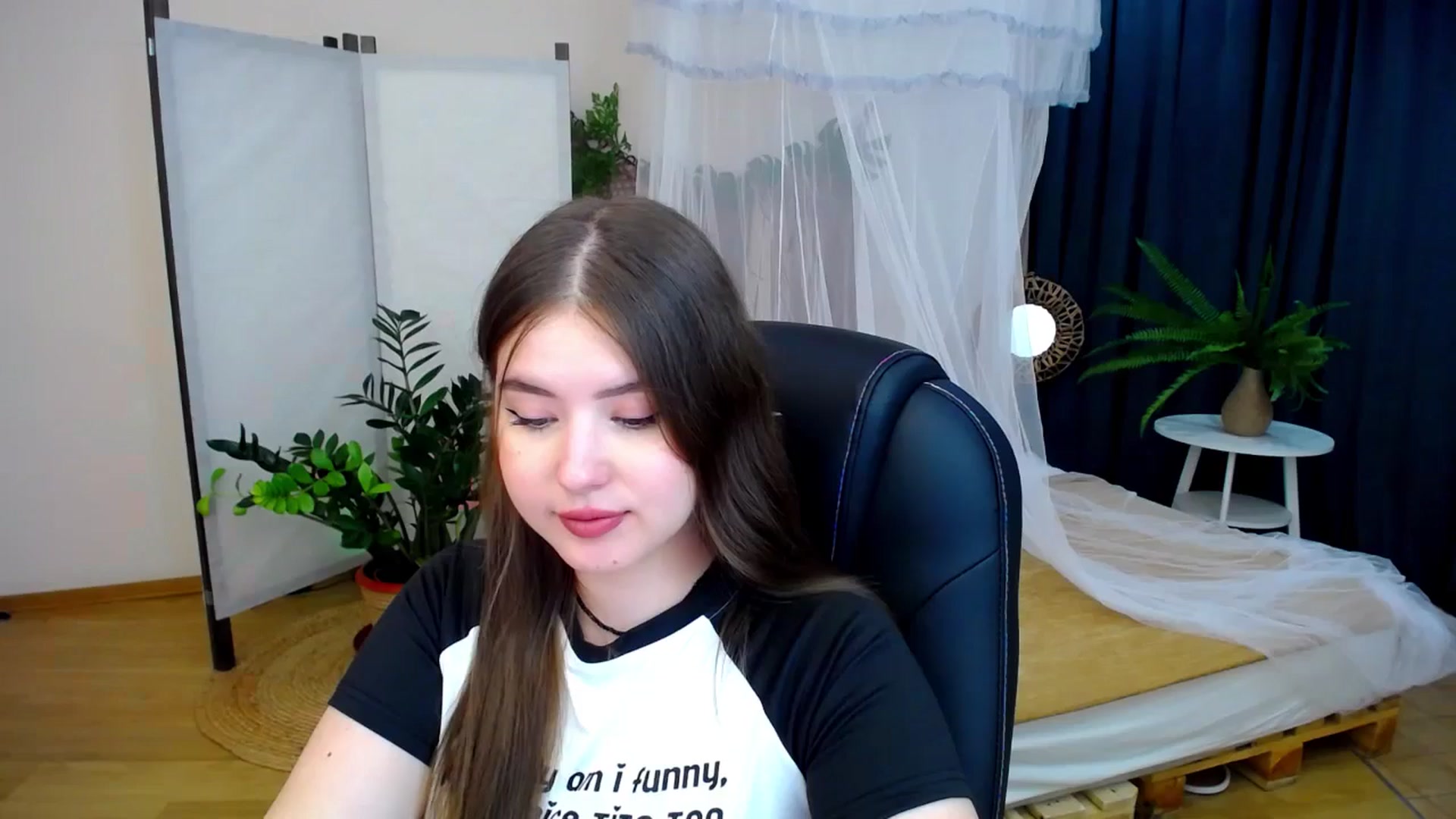 Gallery image thumbnail from AdmireMyEyes's myfreecams stream on, 08/17/2024, 22:31 image 1 of 20