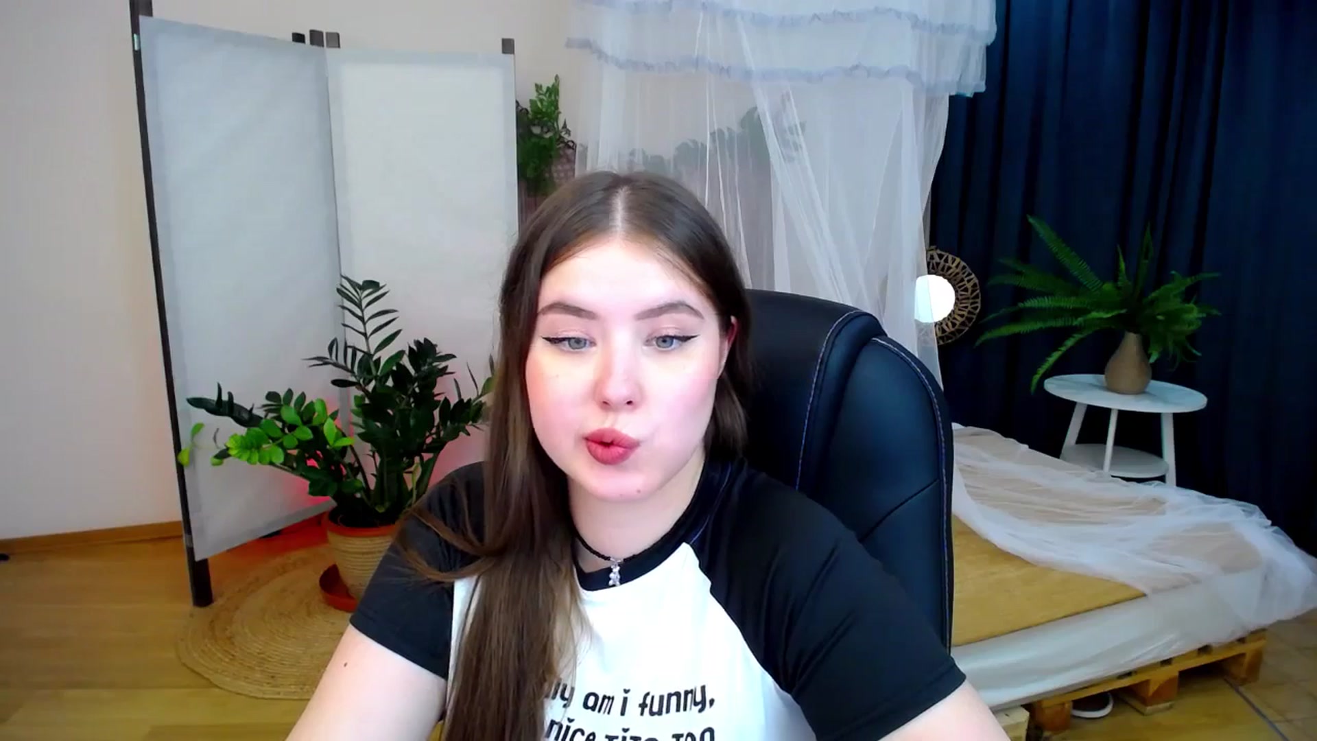 Gallery image thumbnail from AdmireMyEyes's myfreecams stream on, 08/17/2024, 23:30 image 3 of 20