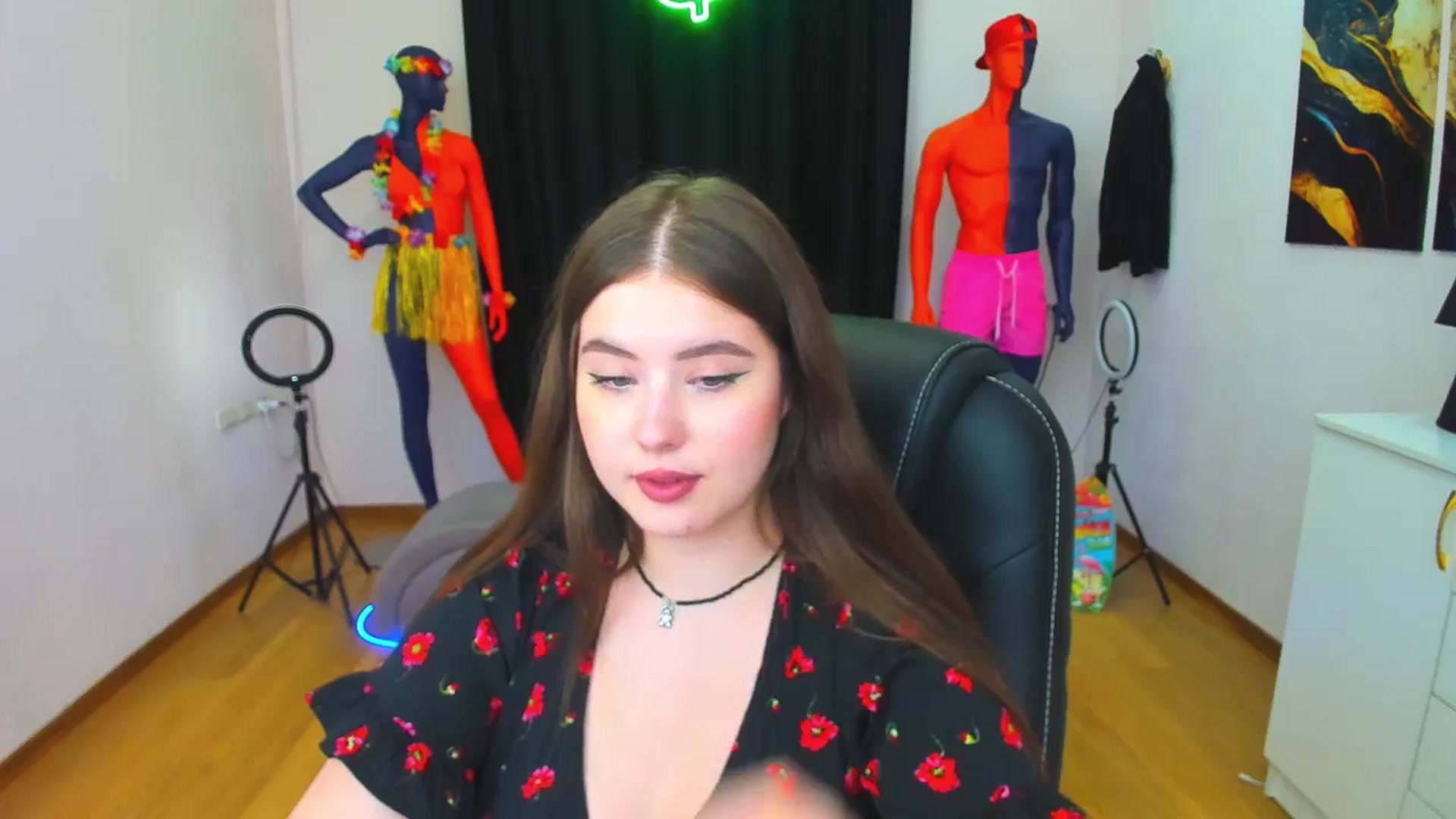 Gallery image thumbnail from AdmireMyEyes's myfreecams stream on, 08/19/2024, 24:26 image 2 of 20