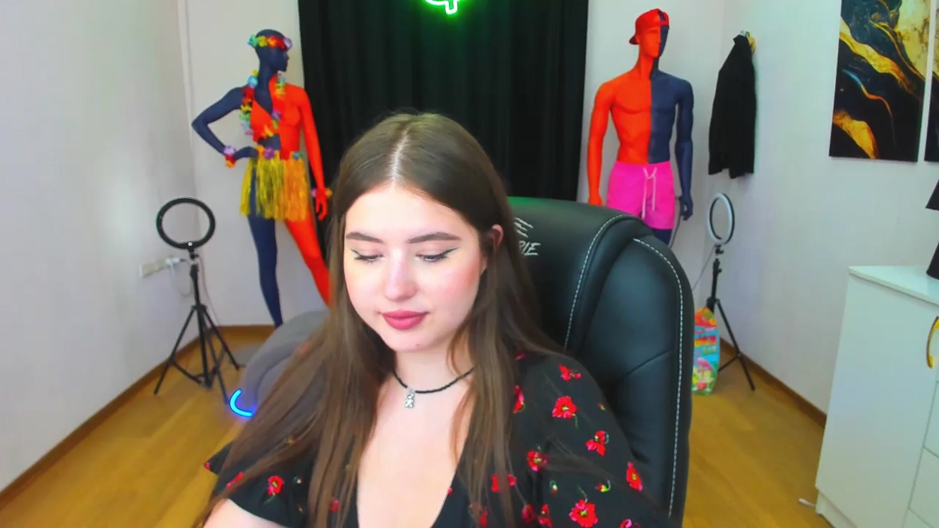 Gallery image thumbnail from AdmireMyEyes's myfreecams stream on, 08/19/2024, 24:26 image 10 of 20