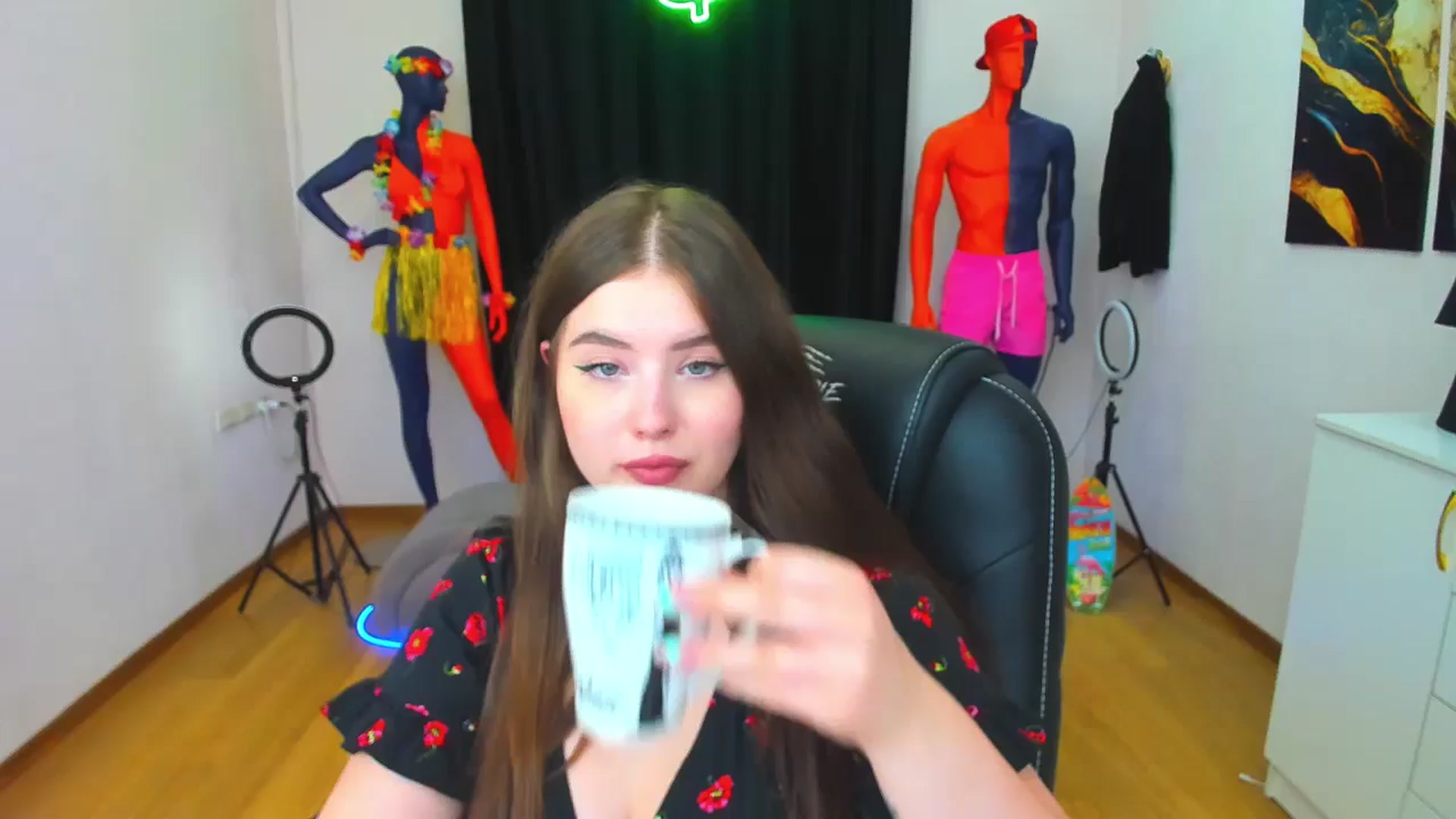 Gallery image thumbnail from AdmireMyEyes's myfreecams stream on, 08/19/2024, 24:26 image 15 of 20