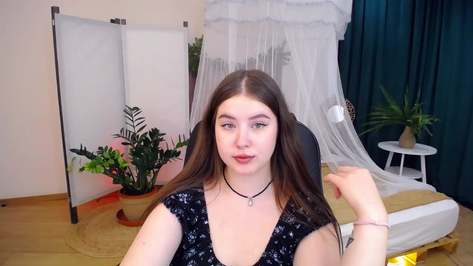 Gallery image thumbnail from AdmireMyEyes's myfreecams stream on, 08/20/2024, 06:43 image 16 of 20