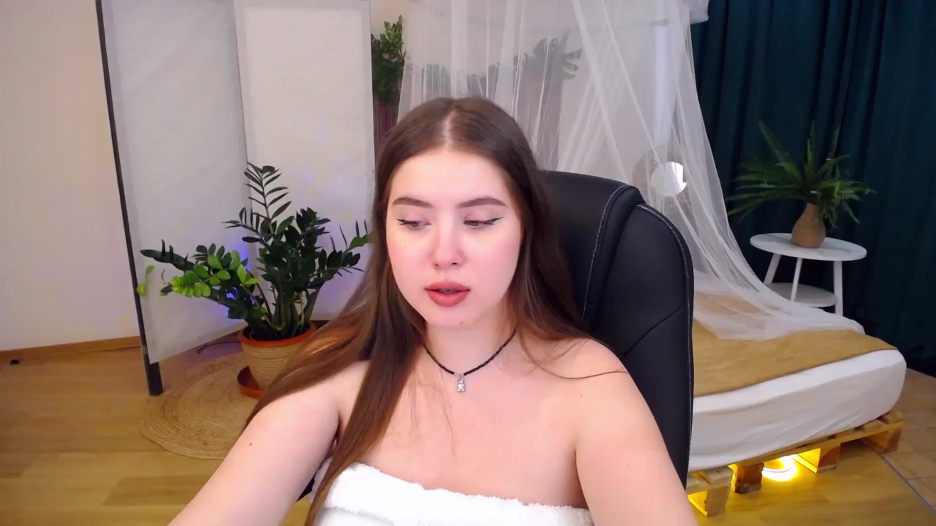 Gallery image thumbnail from AdmireMyEyes's myfreecams stream on, 08/20/2024, 09:01 image 11 of 20