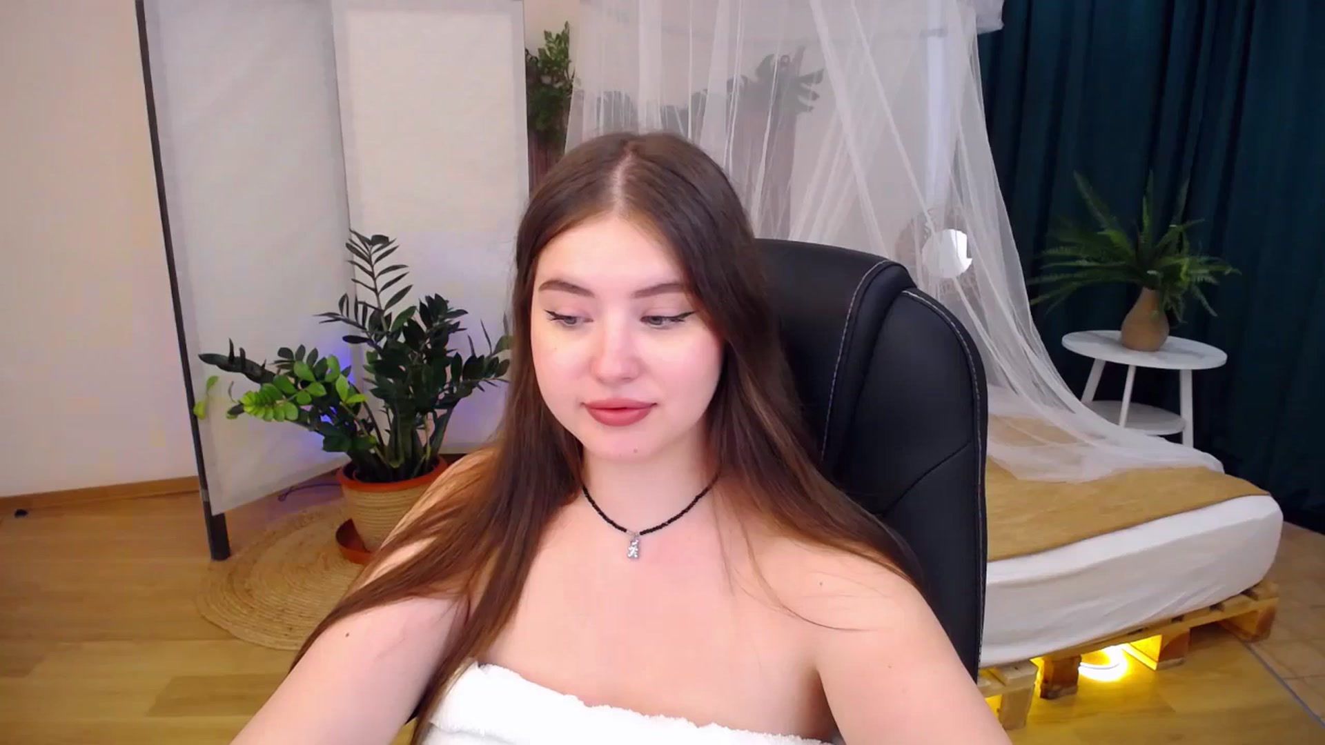 Gallery image thumbnail from AdmireMyEyes's myfreecams stream on, 08/20/2024, 09:01 image 17 of 20