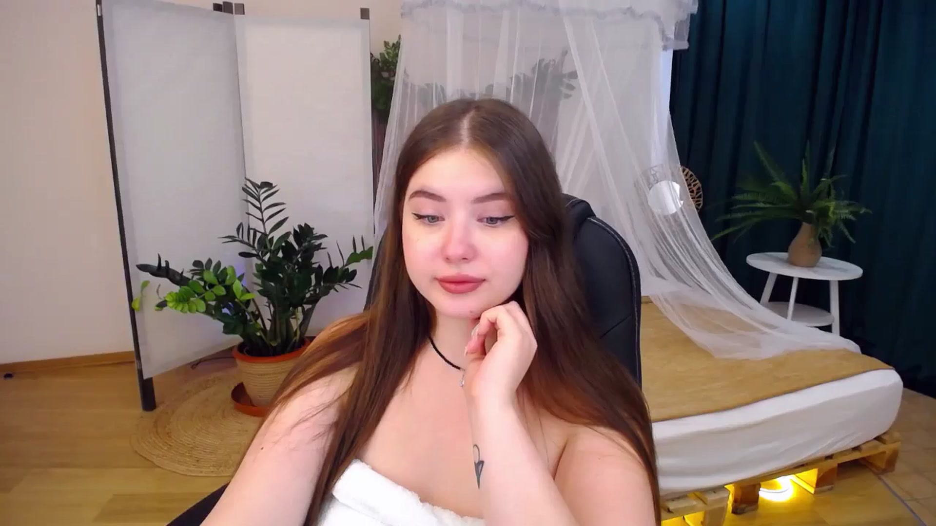 Gallery image thumbnail from AdmireMyEyes's myfreecams stream on, 08/20/2024, 09:47 image 12 of 20