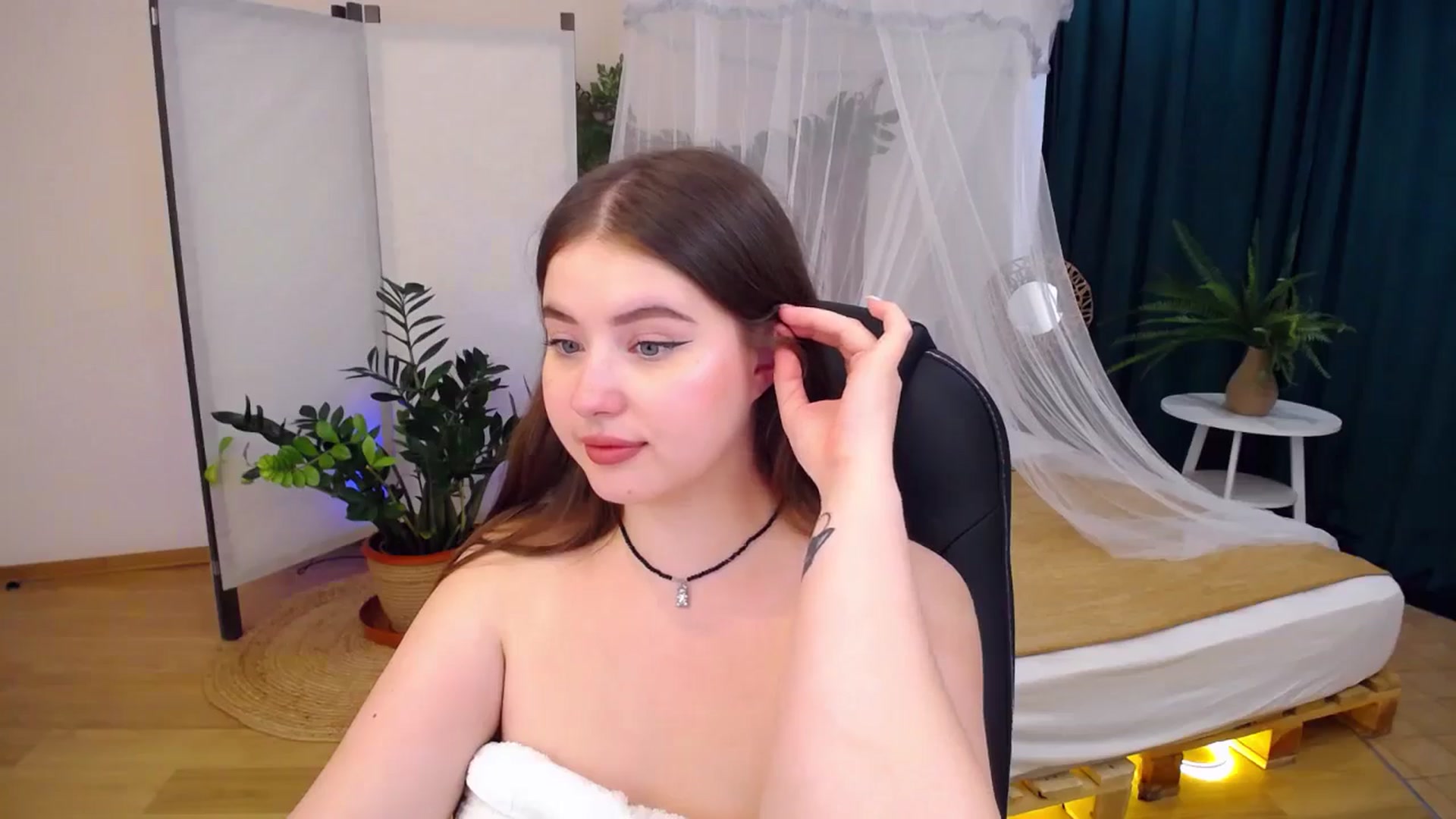 Gallery image thumbnail from AdmireMyEyes's myfreecams stream on, 08/20/2024, 09:47 image 8 of 20