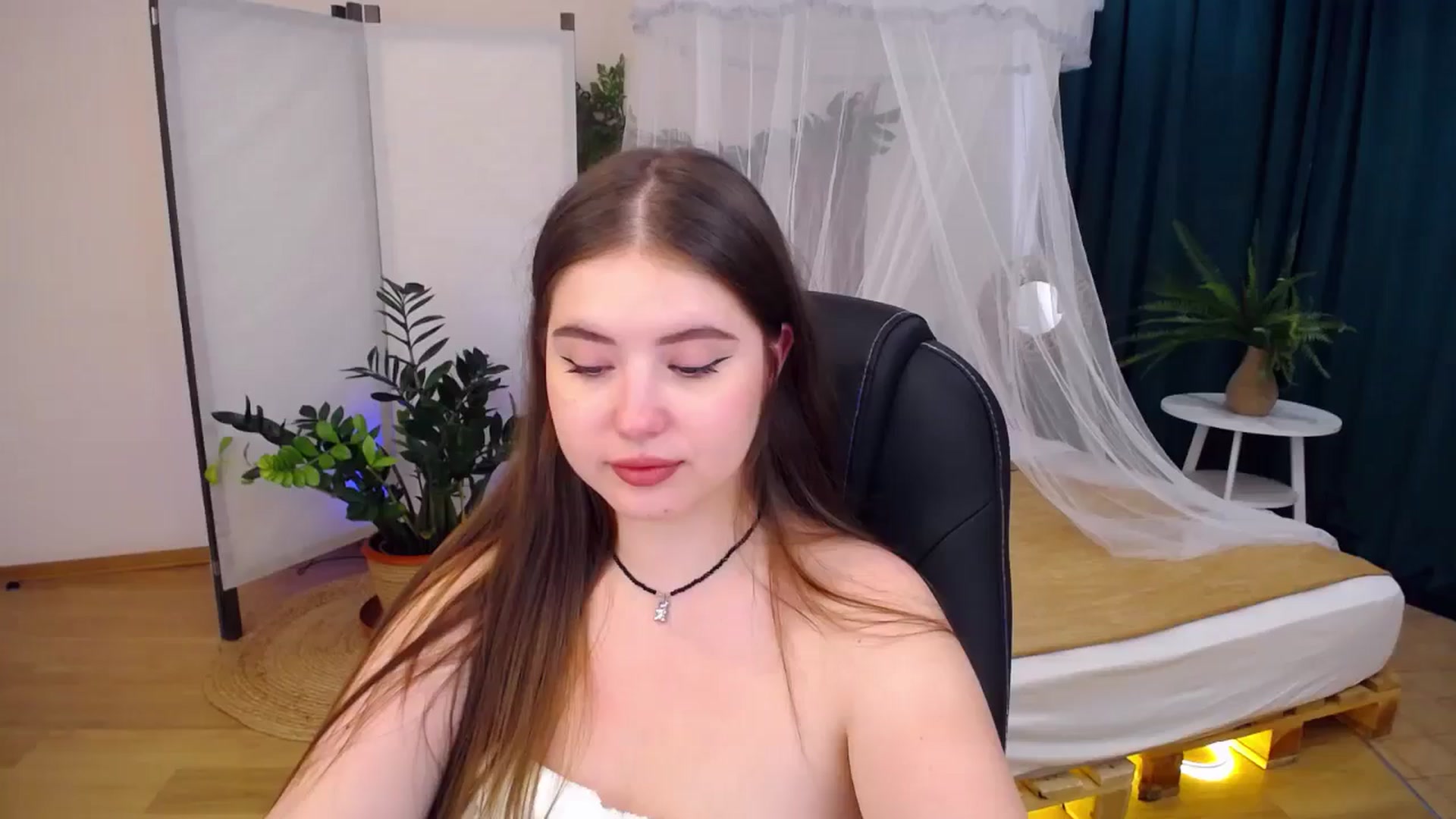 Gallery image thumbnail from AdmireMyEyes's myfreecams stream on, 08/20/2024, 09:47 image 18 of 20