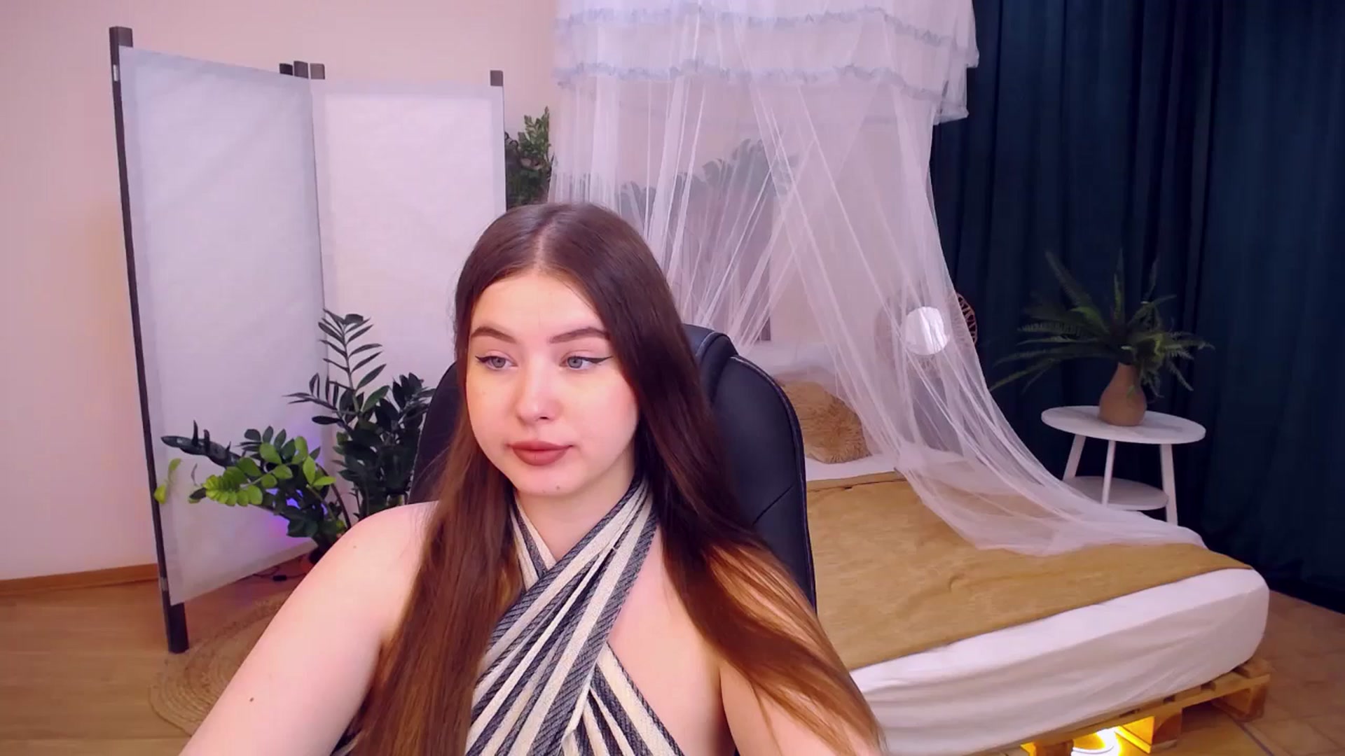 Gallery image thumbnail from AdmireMyEyes's myfreecams stream on, 08/21/2024, 07:30 image 1 of 20