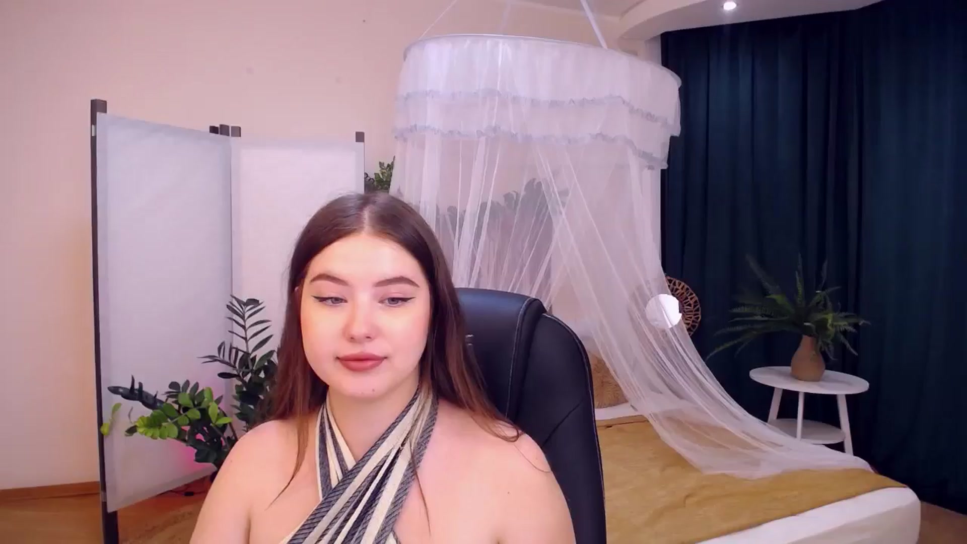 Gallery image thumbnail from AdmireMyEyes's myfreecams stream on, 08/21/2024, 07:30 image 10 of 20