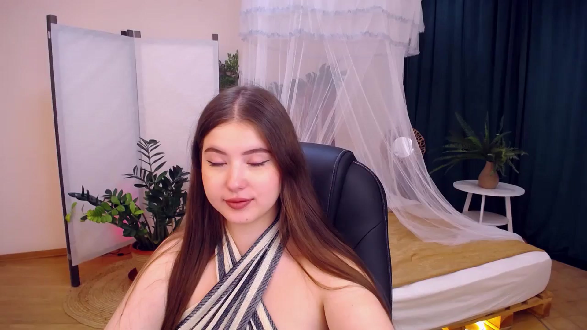 Gallery image thumbnail from AdmireMyEyes's myfreecams stream on, 08/21/2024, 07:30 image 15 of 20