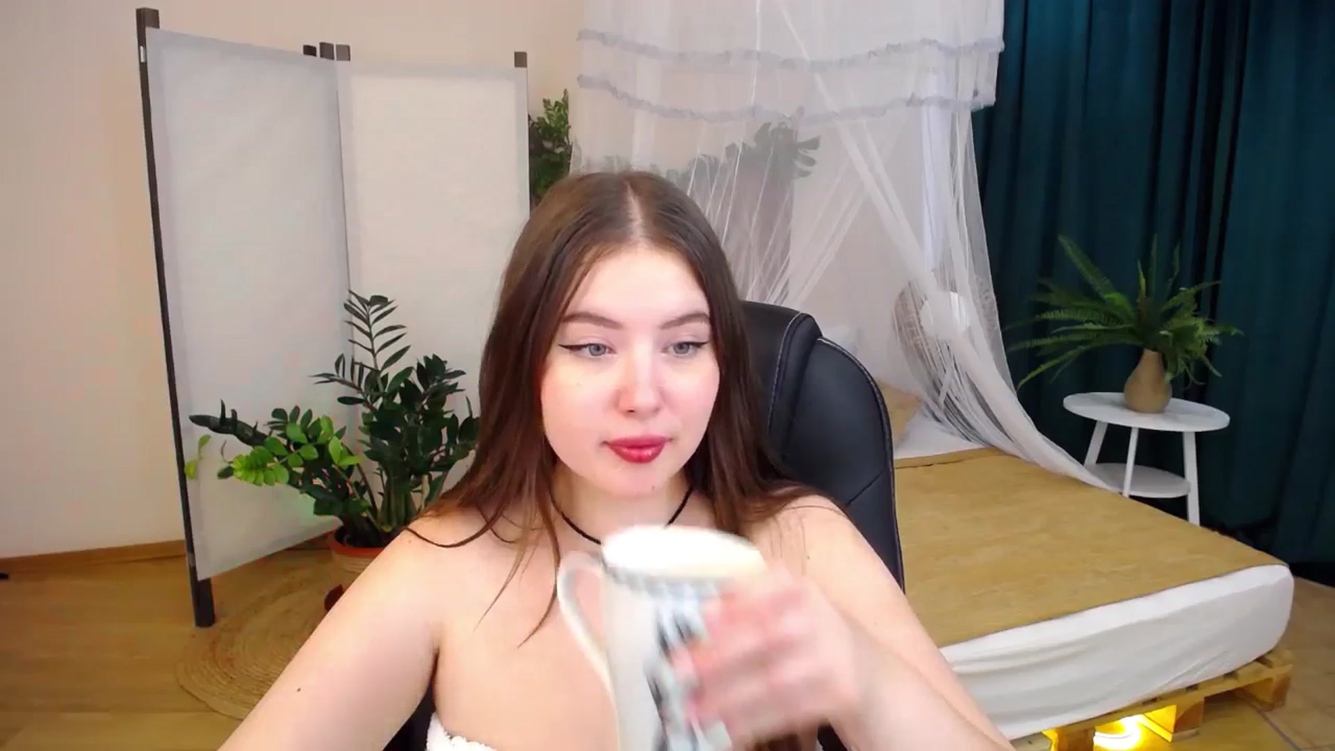 Gallery image thumbnail from AdmireMyEyes's myfreecams stream on, 08/23/2024, 08:40 image 18 of 20