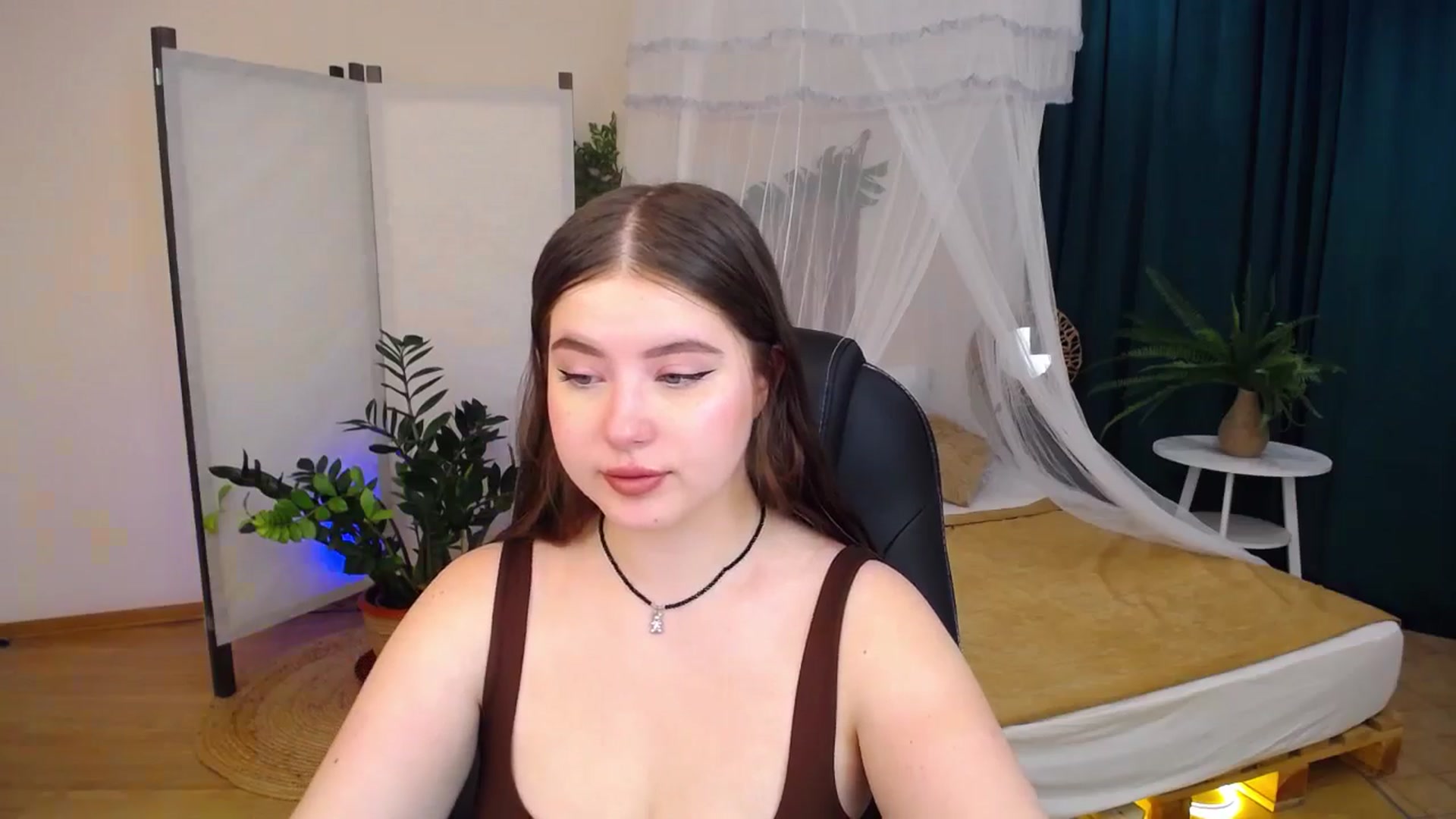 Gallery image thumbnail from AdmireMyEyes's myfreecams stream on, 08/26/2024, 04:34 image 6 of 20