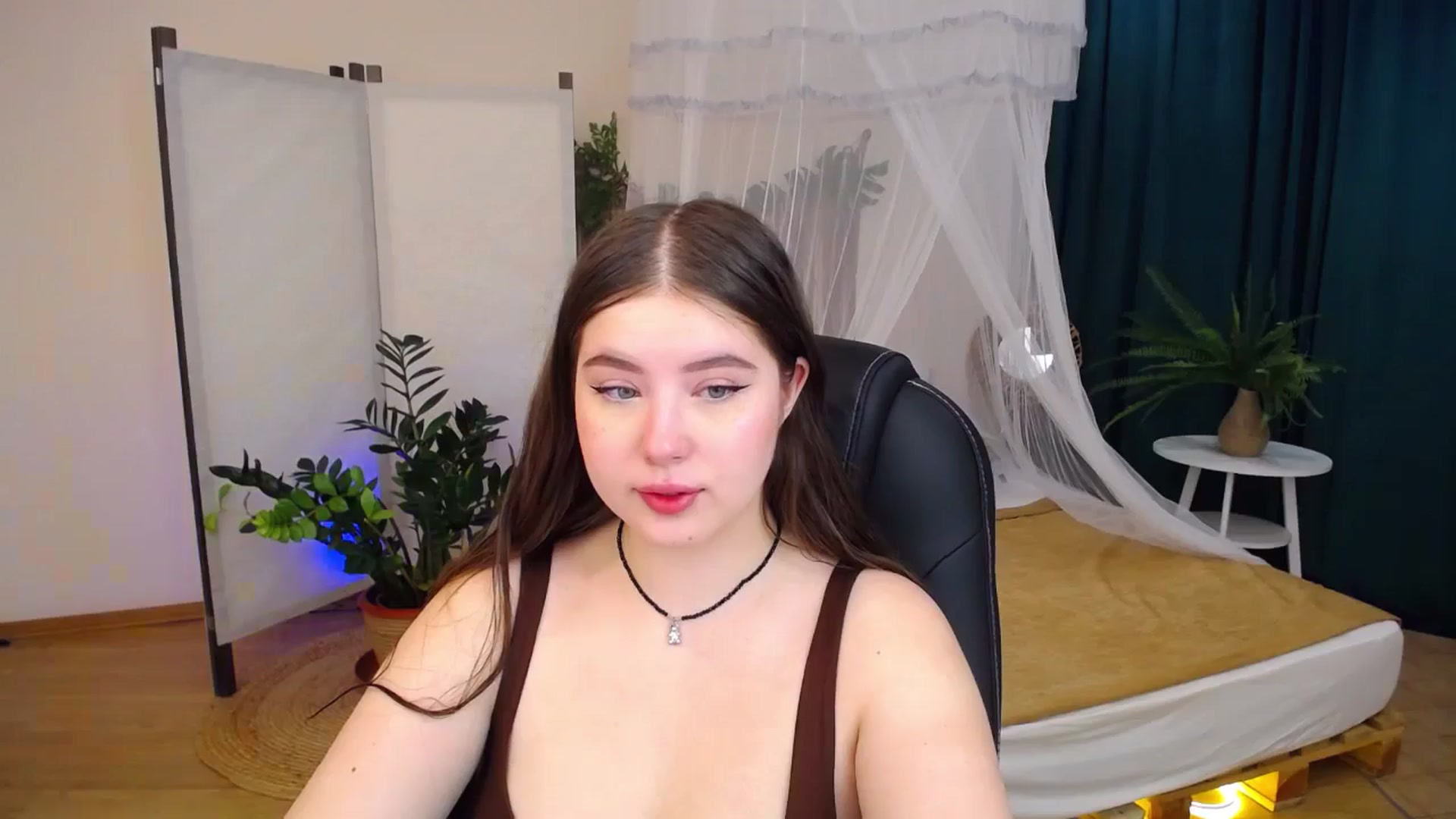 Gallery image thumbnail from AdmireMyEyes's myfreecams stream on, 08/26/2024, 04:34 image 3 of 20