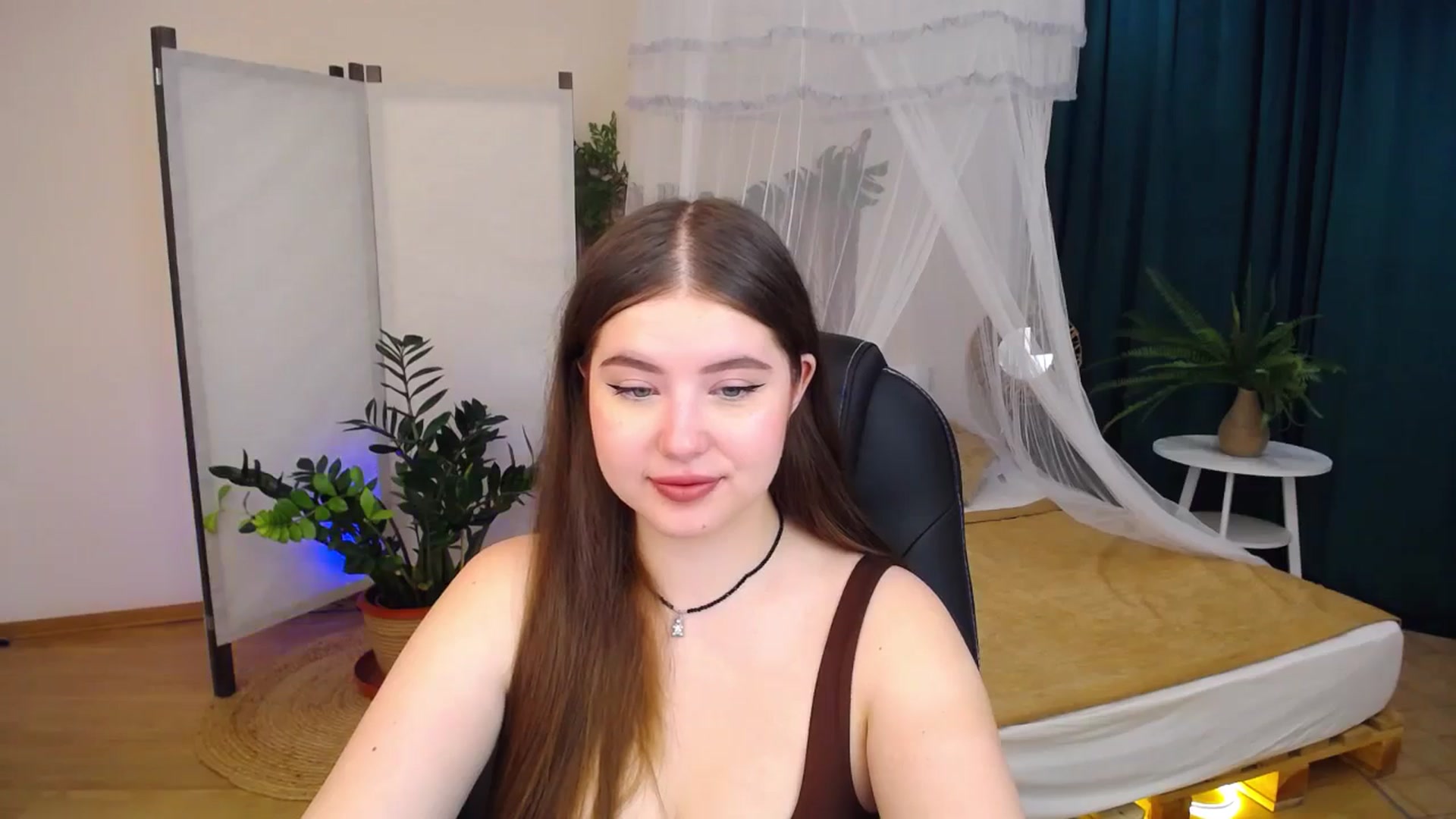 Gallery image thumbnail from AdmireMyEyes's myfreecams stream on, 08/26/2024, 04:34 image 14 of 20