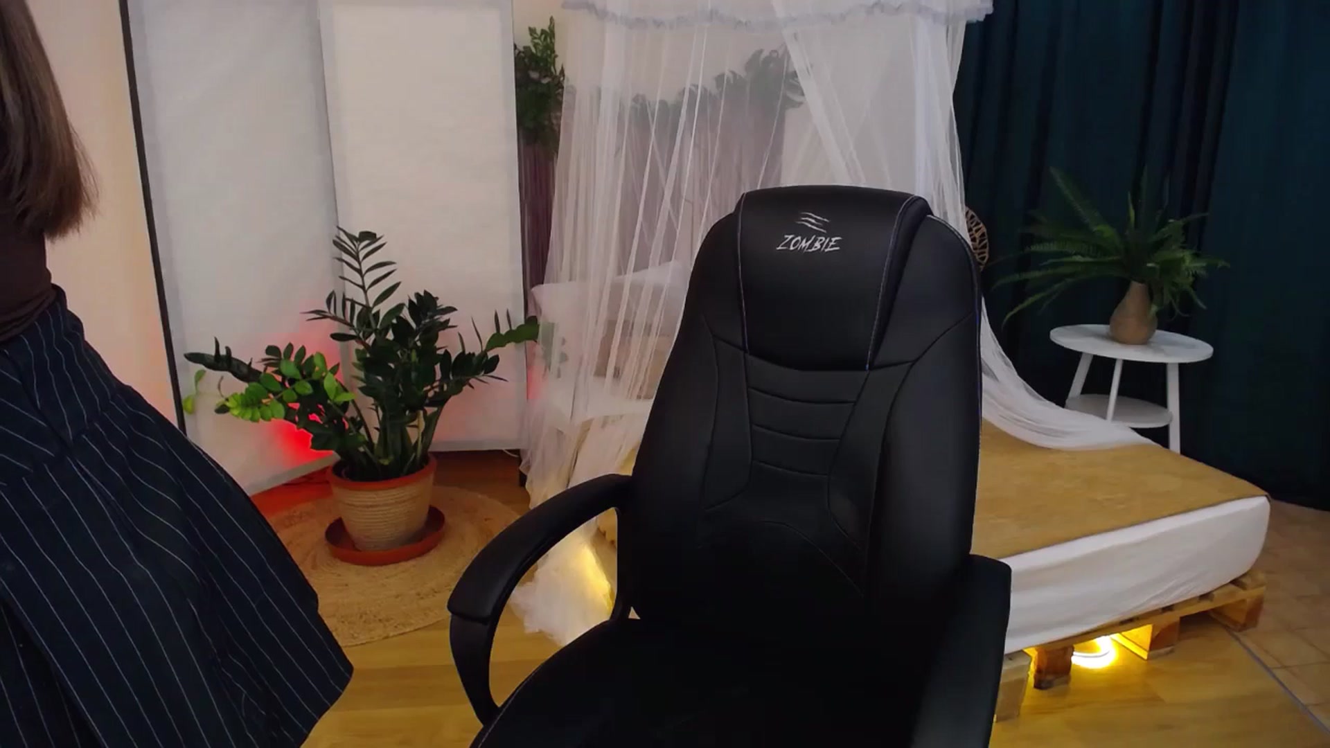 Gallery image thumbnail from AdmireMyEyes's myfreecams stream on, 08/26/2024, 07:07 image 7 of 20
