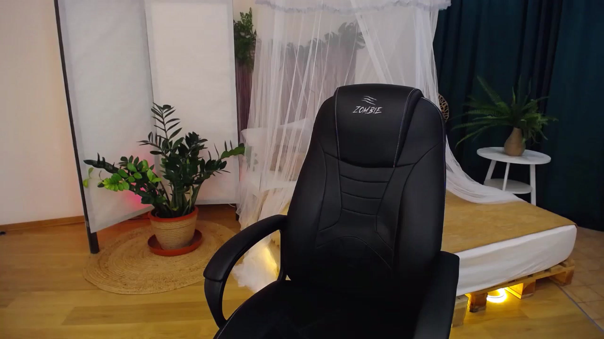 Gallery image thumbnail from AdmireMyEyes's myfreecams stream on, 08/26/2024, 07:07 image 8 of 20