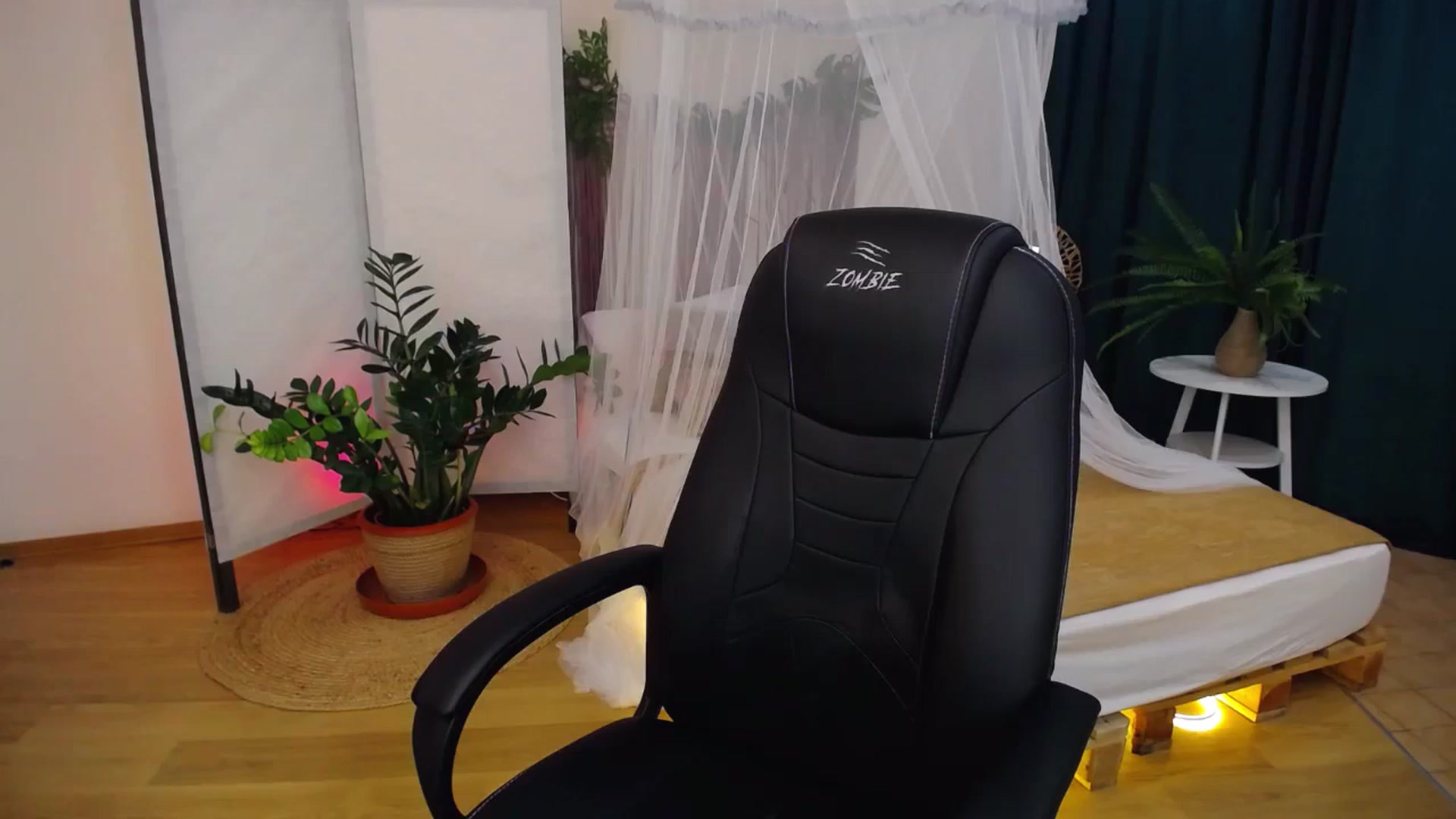 Gallery image thumbnail from AdmireMyEyes's myfreecams stream on, 08/26/2024, 07:07 image 19 of 20