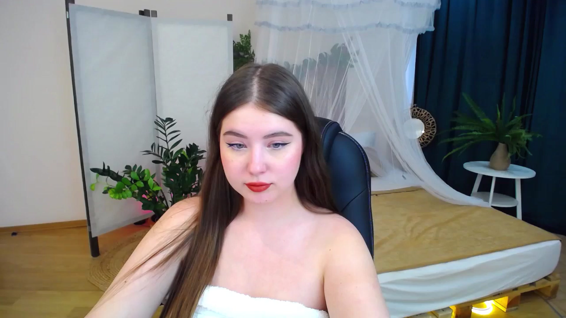 Gallery image thumbnail from AdmireMyEyes's myfreecams stream on, 09/04/2024, 08:30 image 1 of 20