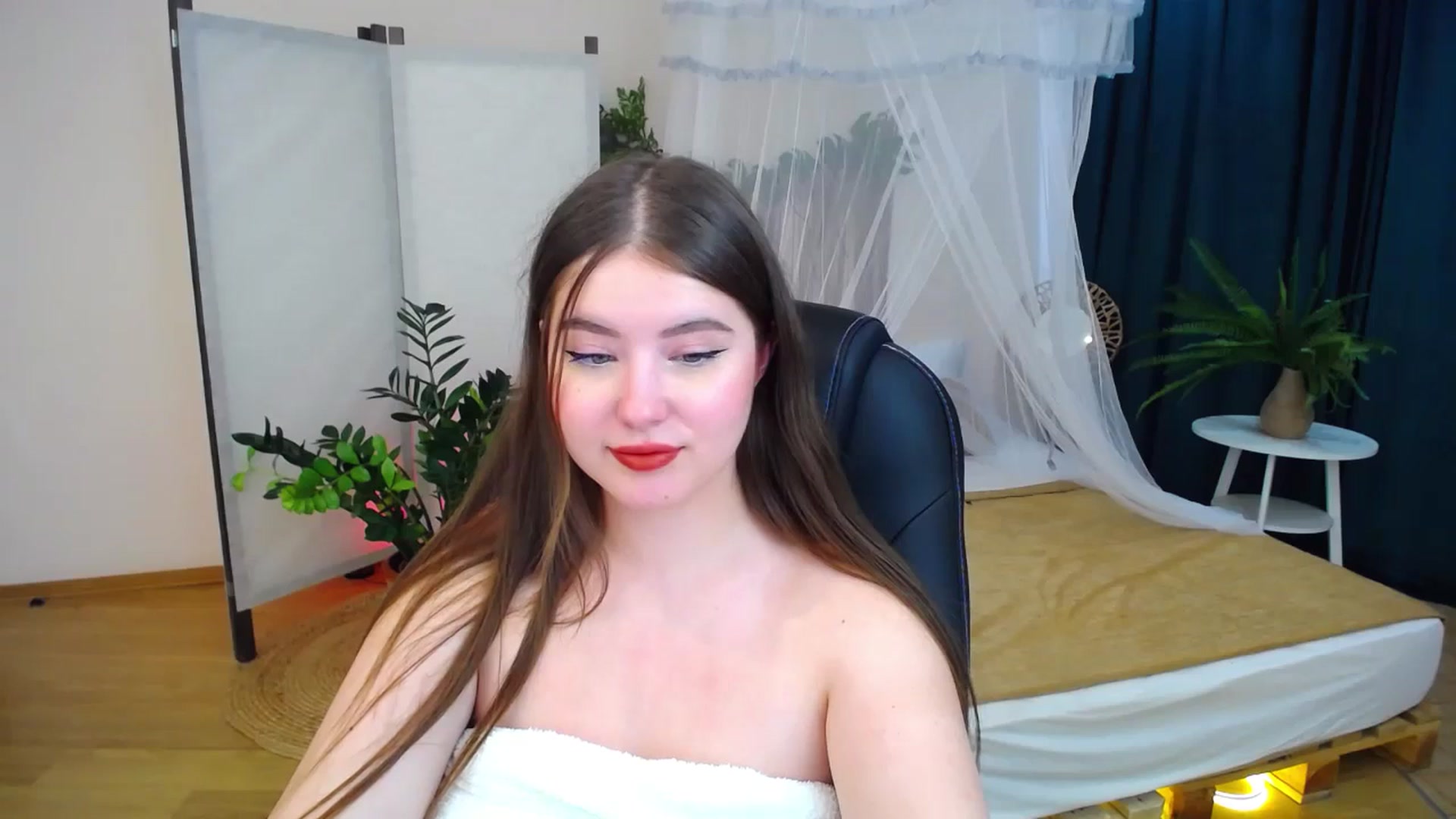 Gallery image thumbnail from AdmireMyEyes's myfreecams stream on, 09/04/2024, 08:30 image 10 of 20