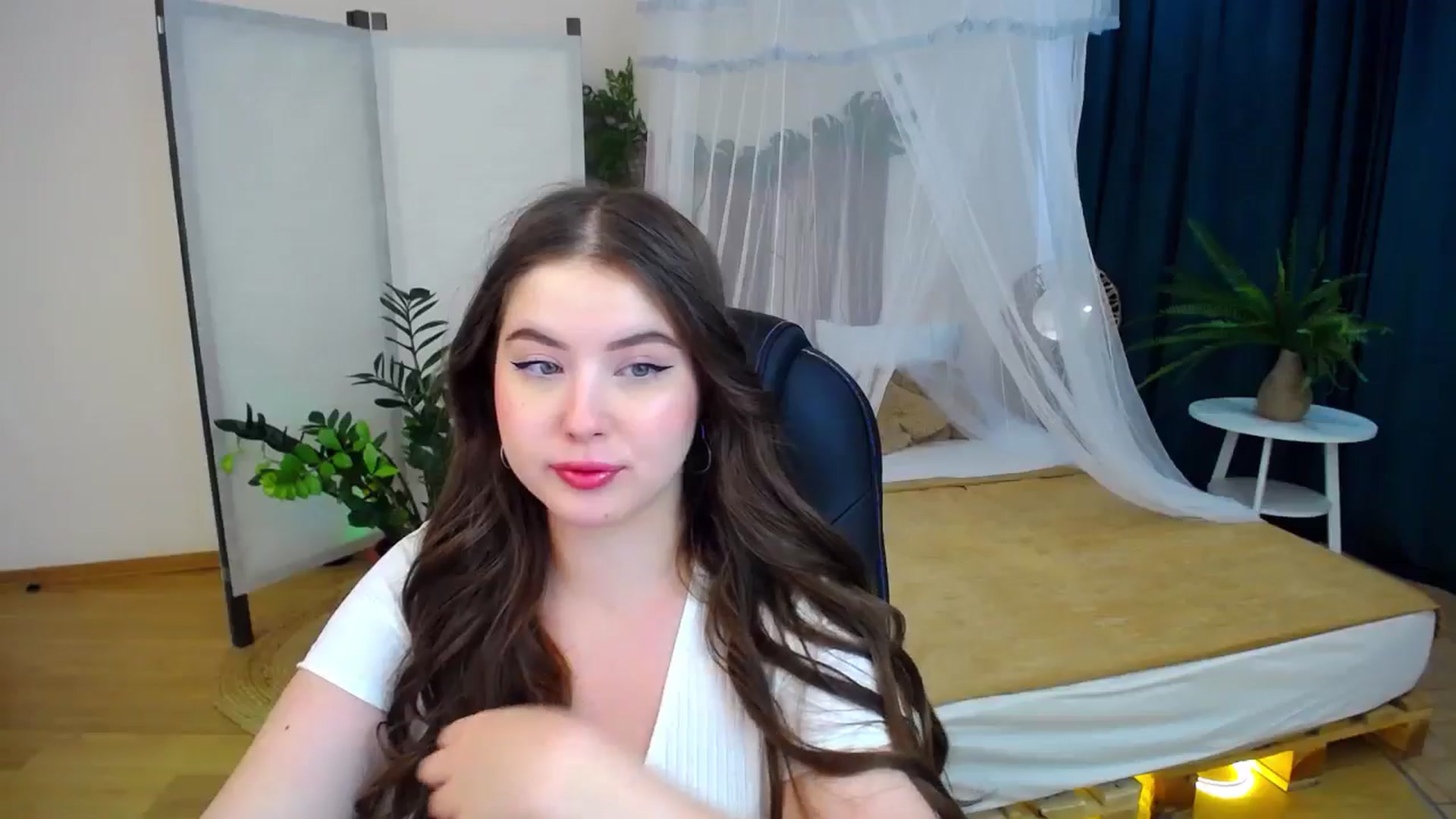Gallery image thumbnail from AdmireMyEyes's myfreecams stream on, 09/05/2024, 09:33 image 4 of 20