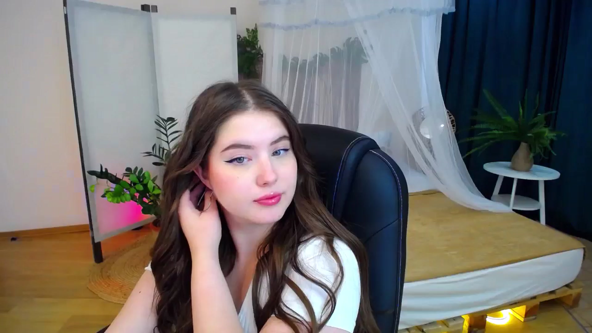 Gallery image thumbnail from AdmireMyEyes's myfreecams stream on, 09/05/2024, 09:33 image 9 of 20